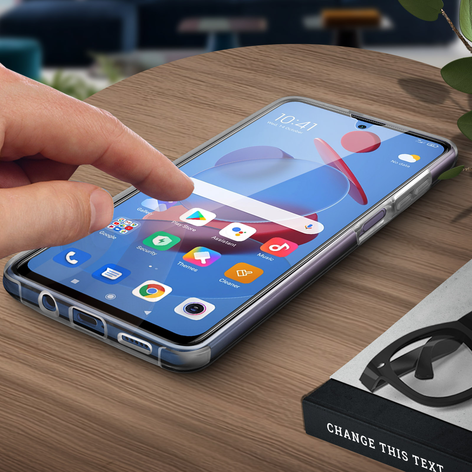 Una mano tocca lo schermo di un telefono con una custodia trasparente su un tavolo di legno.