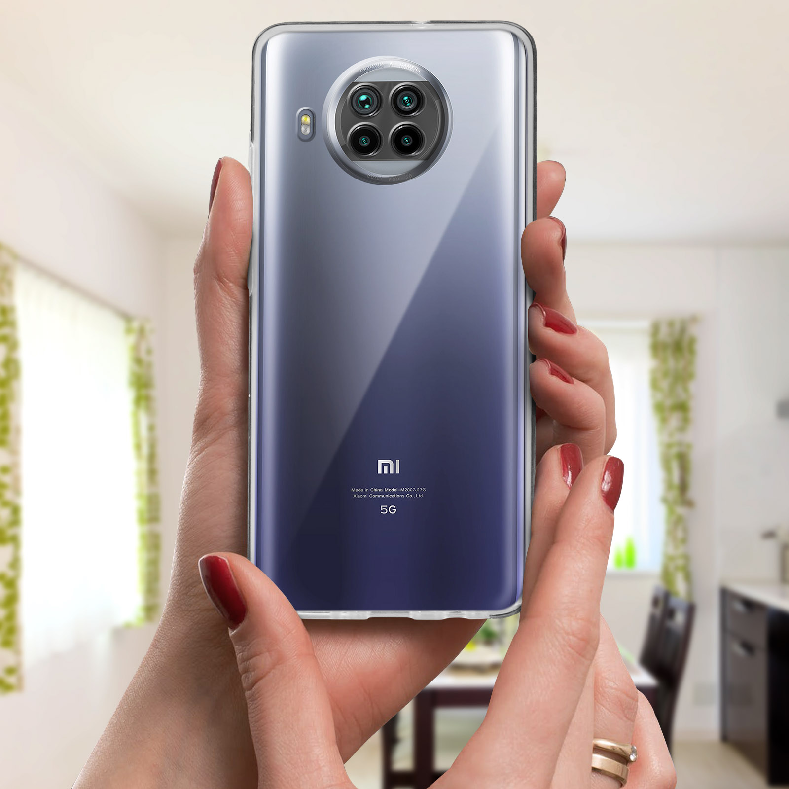 Mani che tengono un telefono con una custodia trasparente. Il telefono è blu scuro.