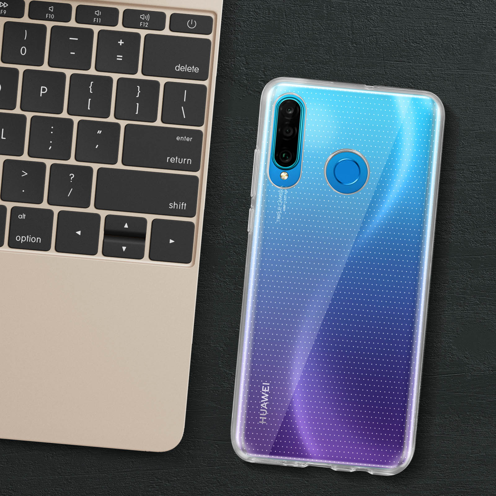 Smartphone in una custodia su una scrivania accanto a un laptop.