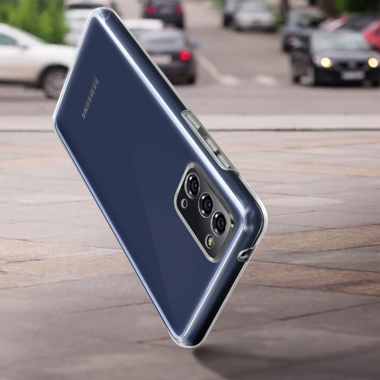 Een doorzichtige telefoonhoes over een blauwe telefoon, schuin op een straat met auto's.