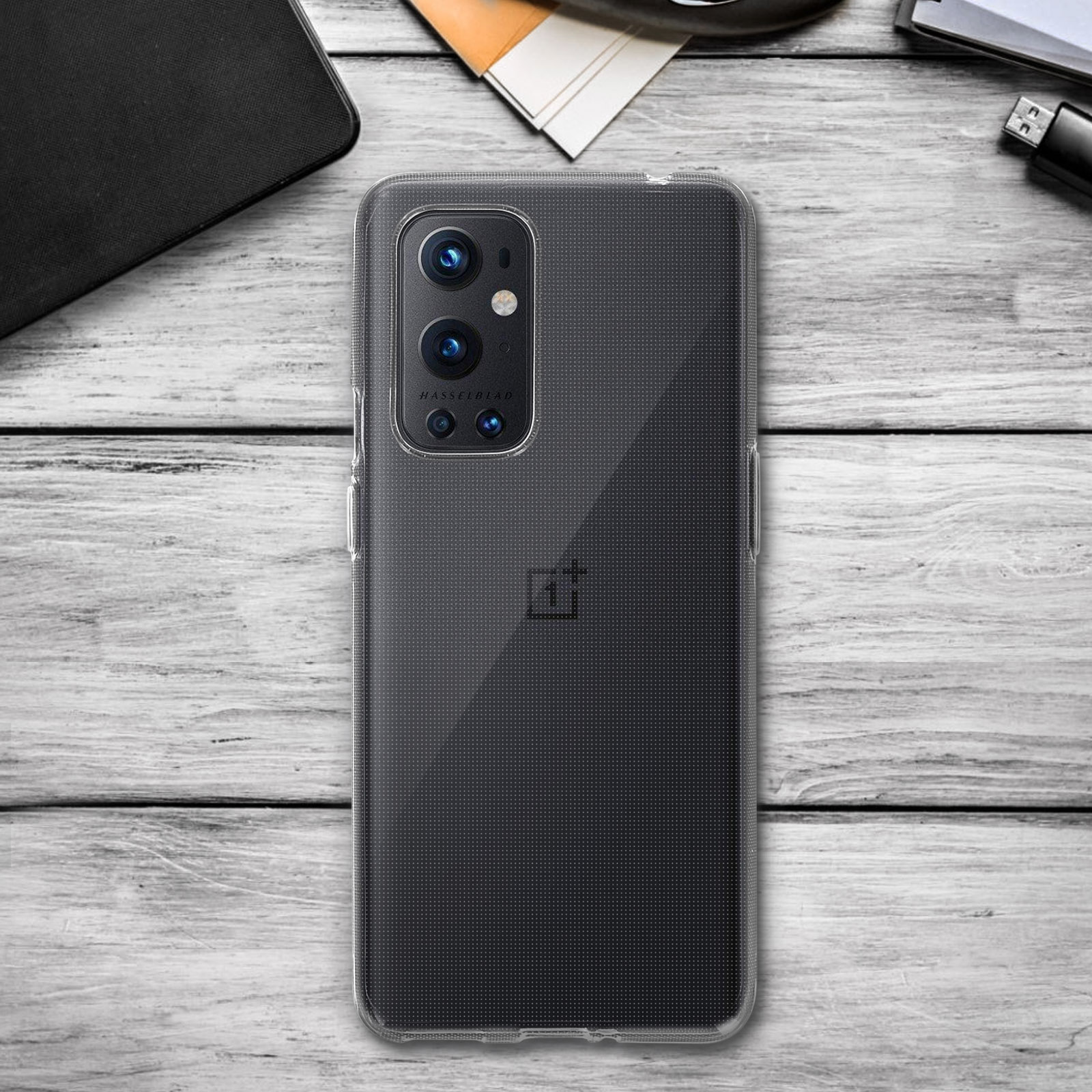 Una custodia trasparente su una superficie di legno, che mostra il retro del telefono.