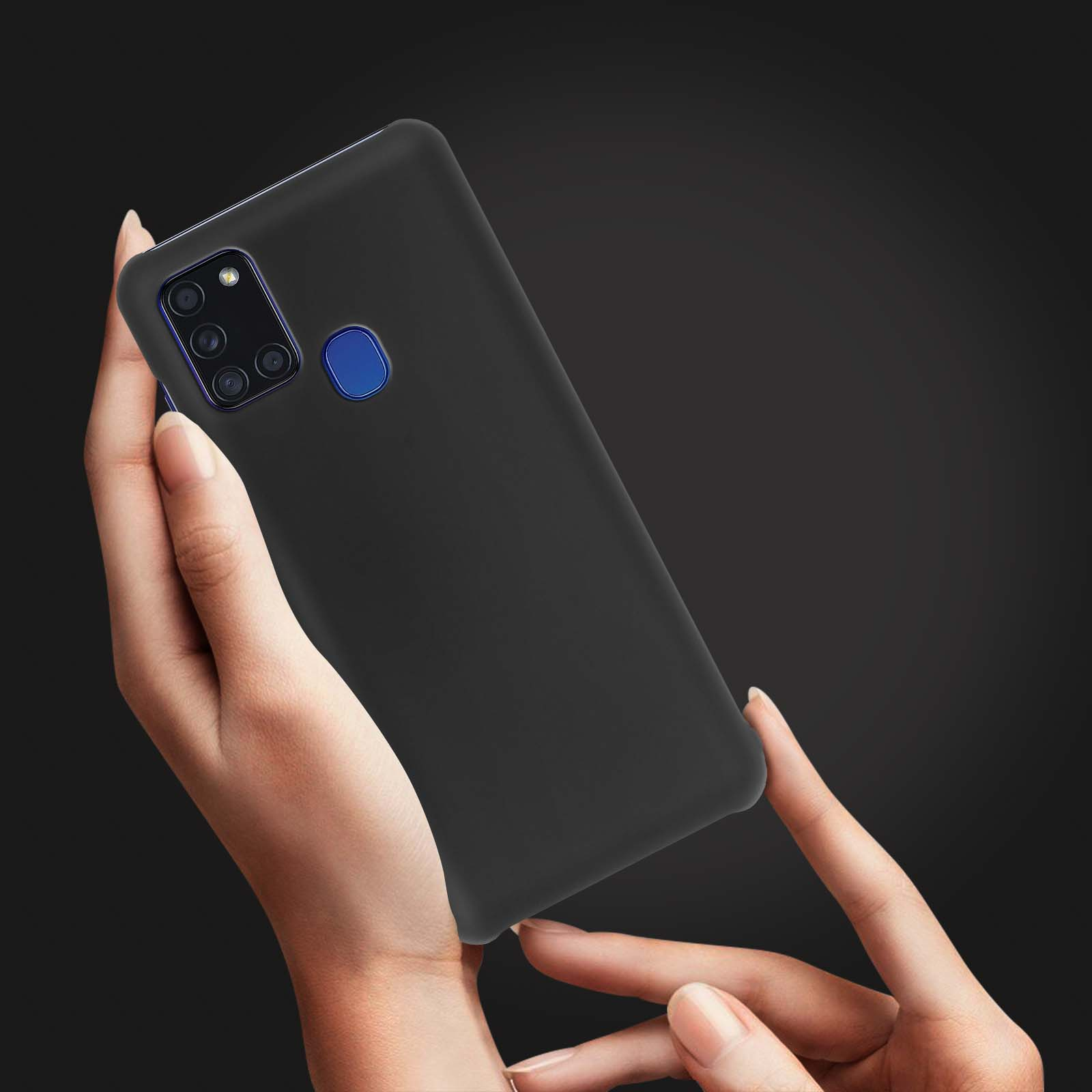 Custodia per telefono nera, tenuta in mano. Sfondo nero. Il telefono ha un array di fotocamere.