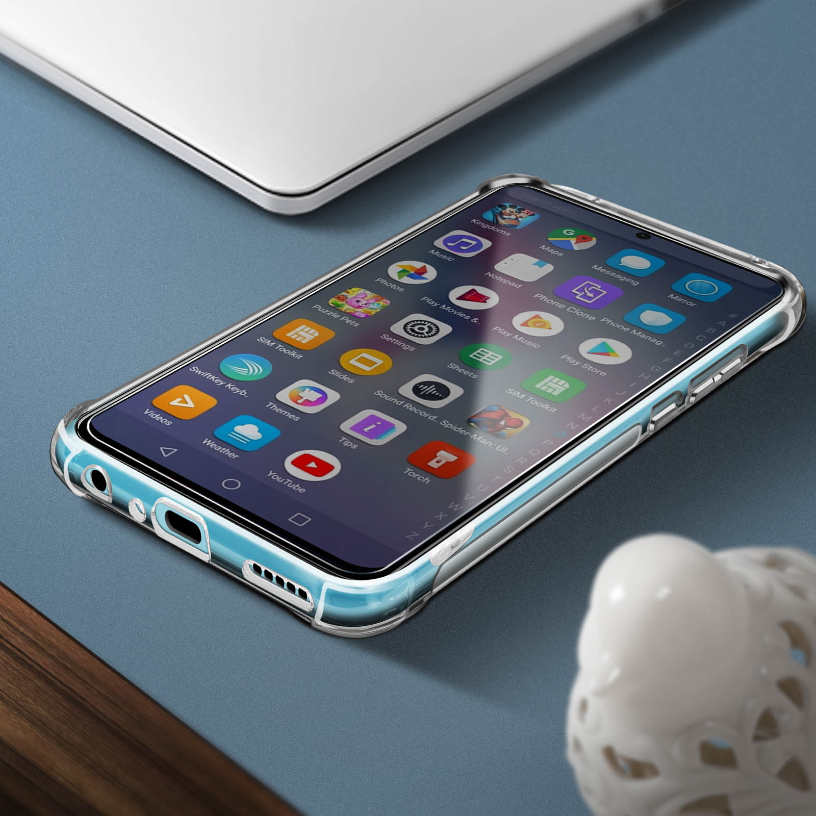 Una custodia trasparente per telefono su un telefono, che mostra icone di app.