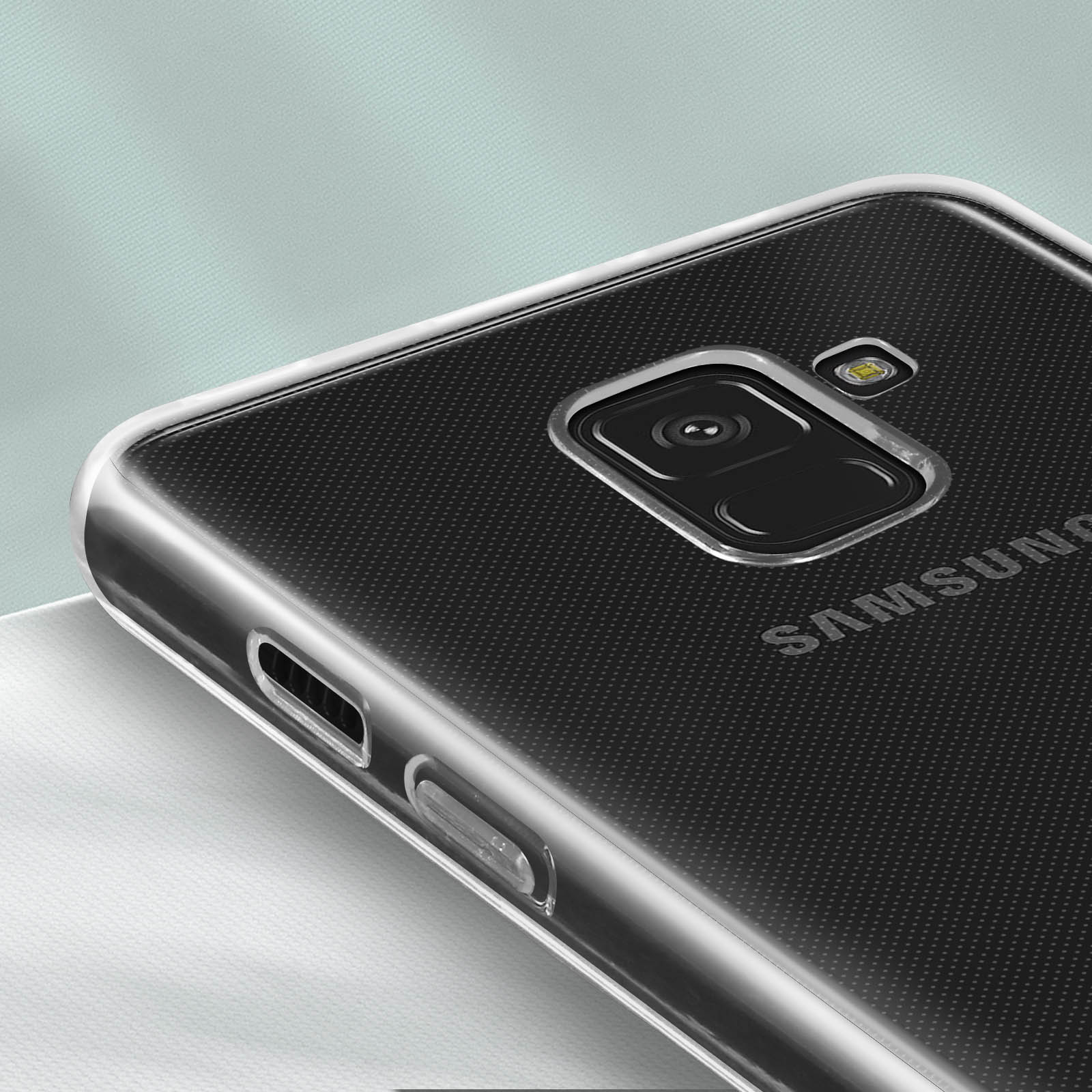 Primo piano di una custodia trasparente su un telefono nero, che mostra la fotocamera e il logo Samsung.