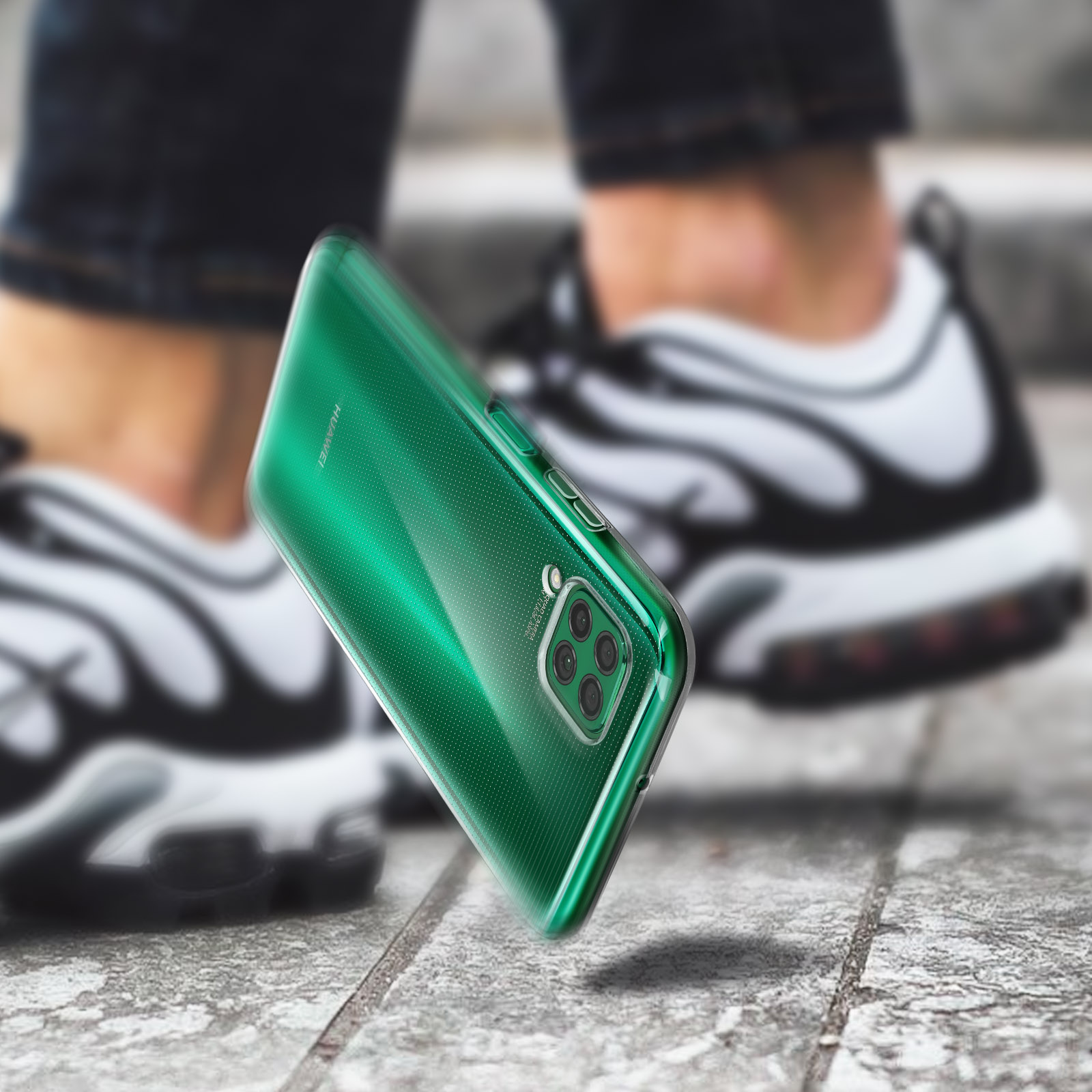 Custodia verde. La custodia è su uno sfondo sfocato. Sneakers sullo sfondo.