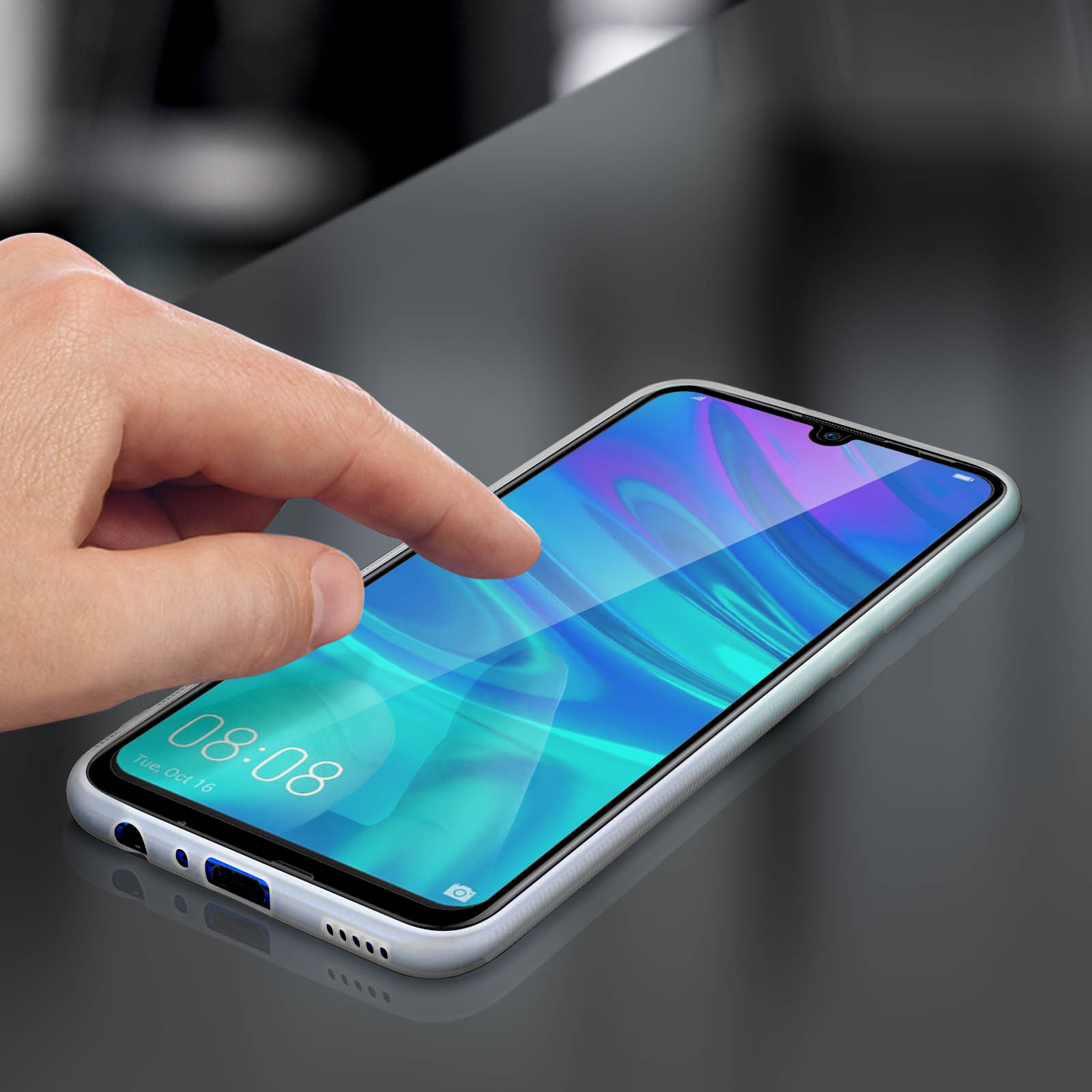 Une main touche un écran de téléphone avec une coque. L'écran affiche une interface bleue et turquoise.