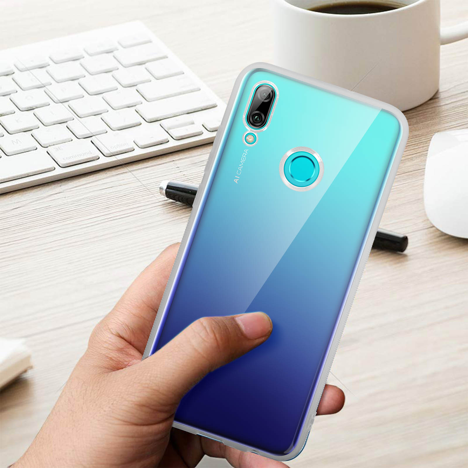 Main tenant un téléphone avec un étui dégradé, le téléphone est bleu et blanc.