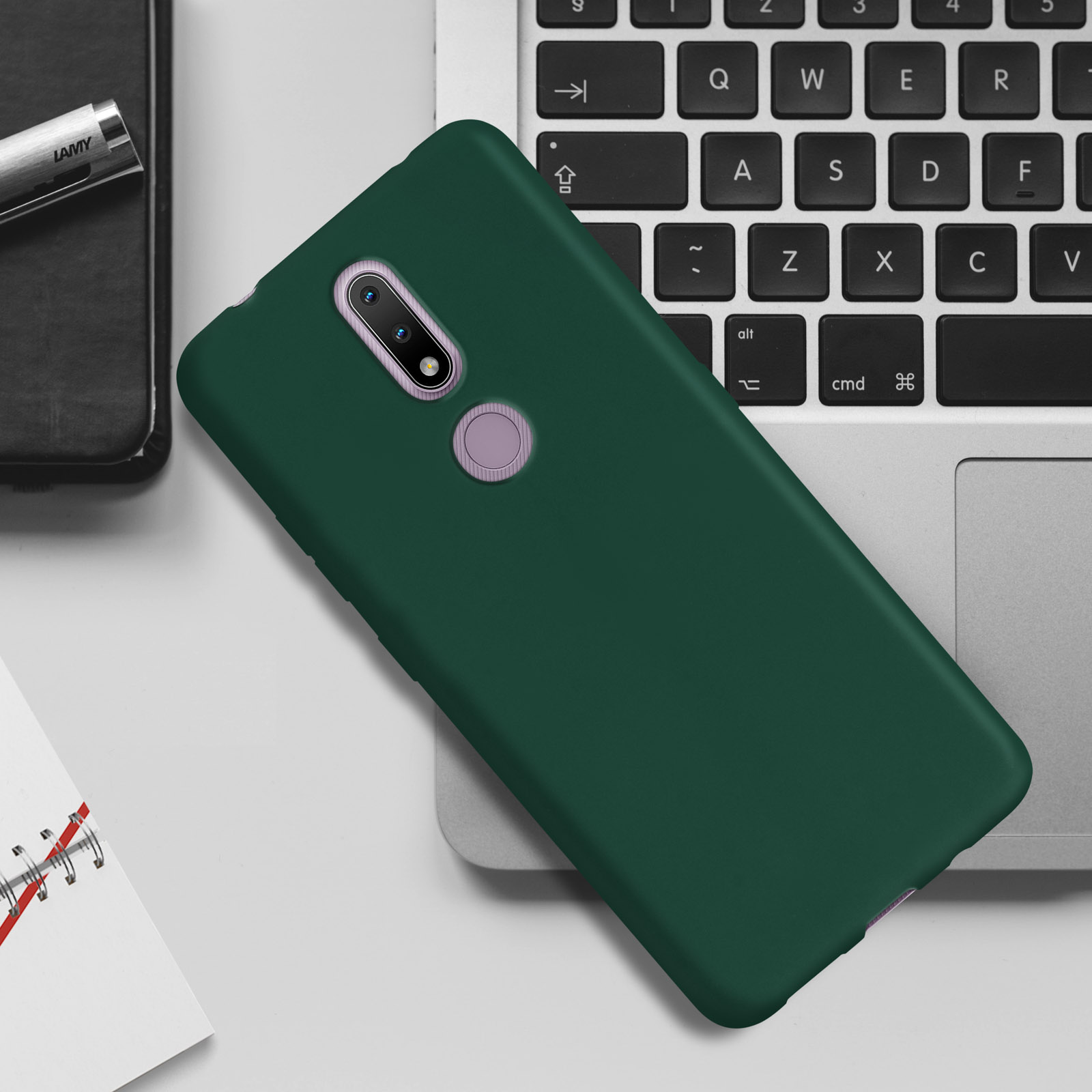 Custodia verde per telefono su un laptop. La custodia copre la parte posteriore del telefono.