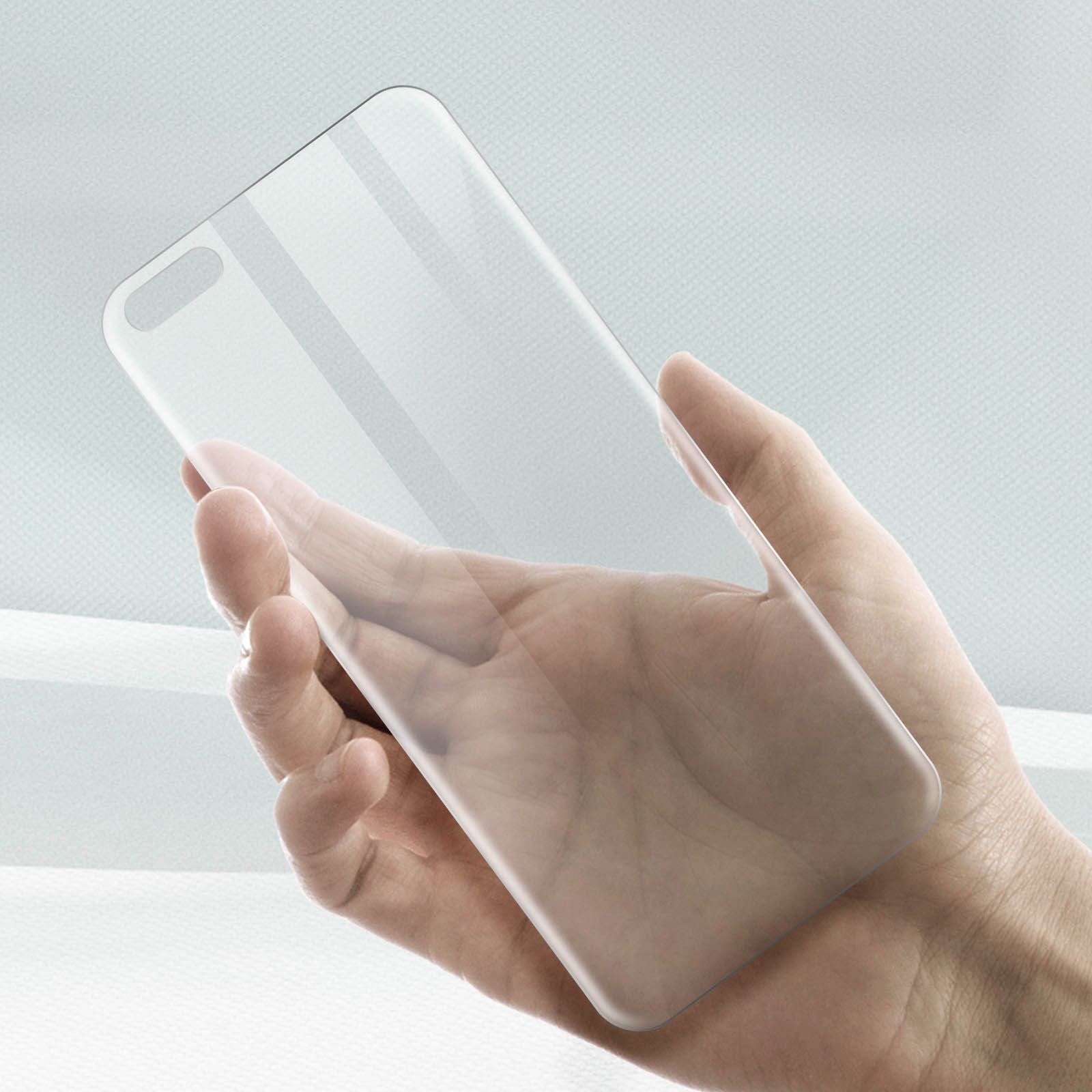 Una mano che tiene una protezione schermo trasparente per un telefono.