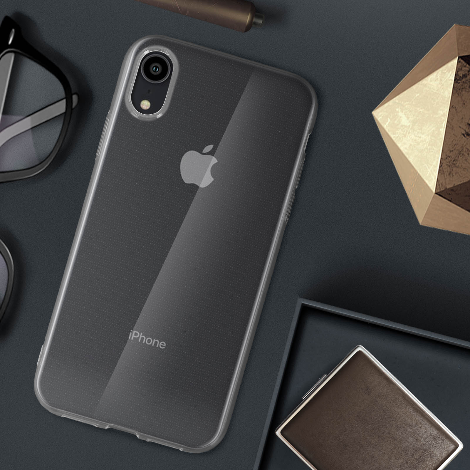 Custodia trasparente per iPhone con telefono all'interno. Il telefono è su una superficie scura.