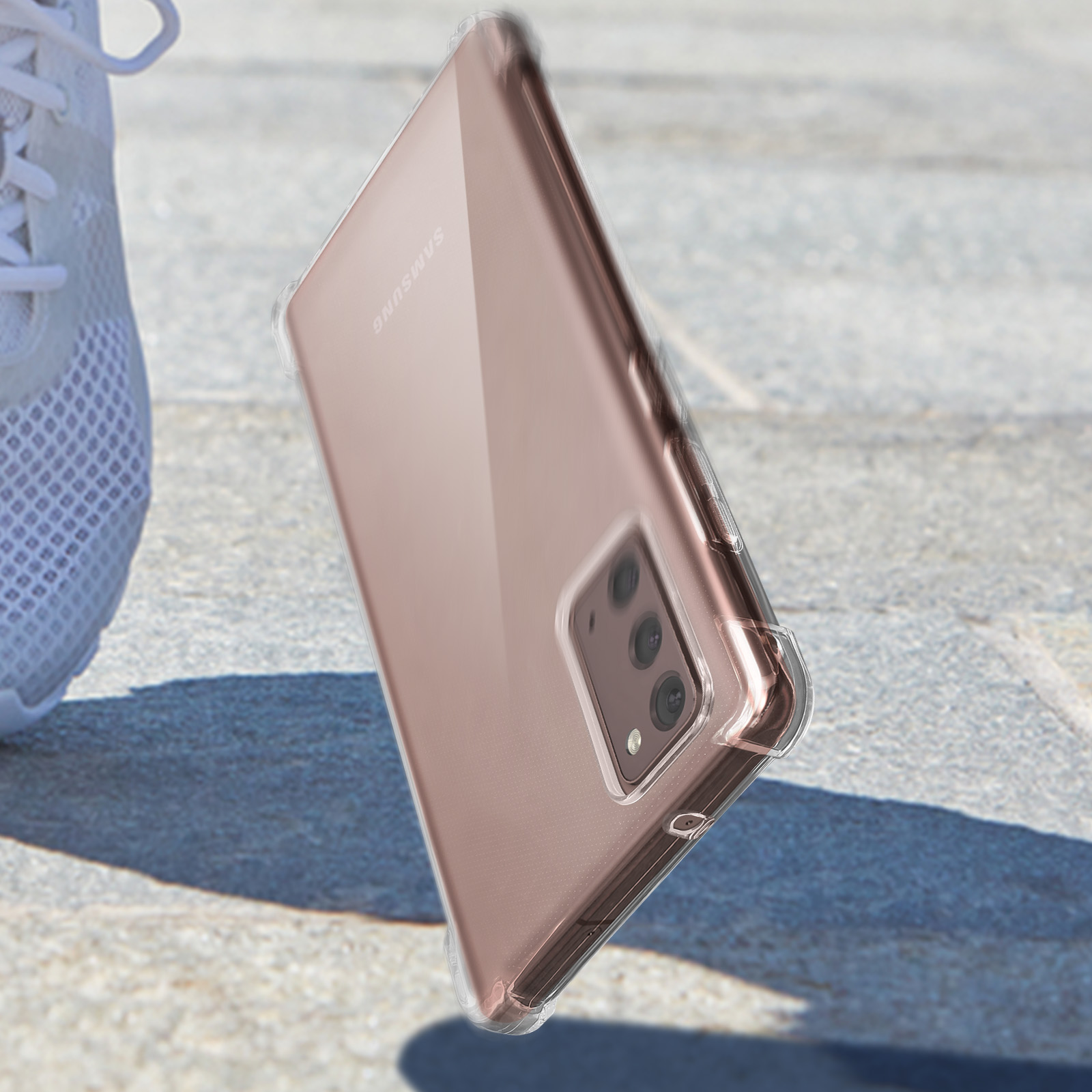 Viene mostrato un telefono con una custodia trasparente. Le scarpe da ginnastica sono sullo sfondo. Lo sfondo è sfocato.