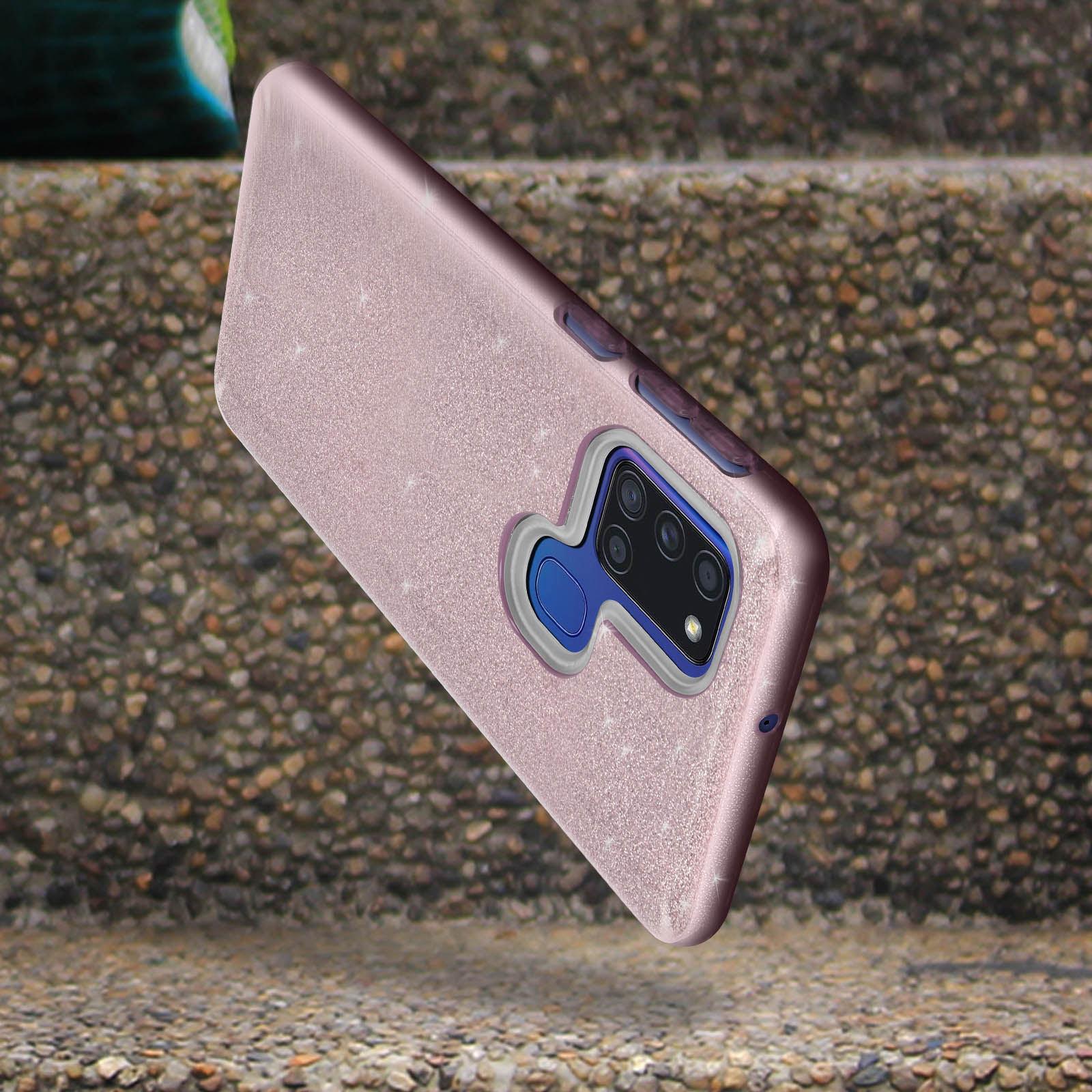 Roze glitter telefoonhoes op stenen trappen. De hoes staat schuin.