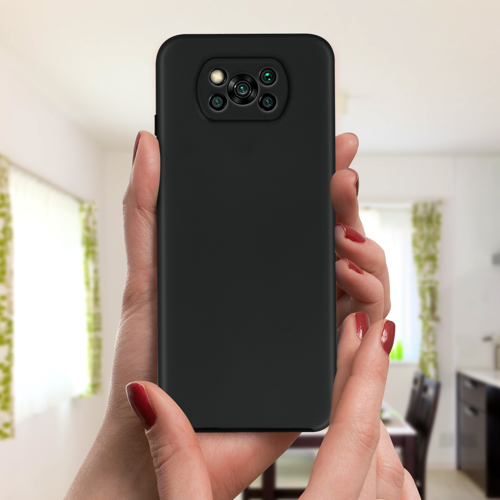 Mani che tengono un telefono nero con custodia nera. Lo sfondo è un interno sfocato.