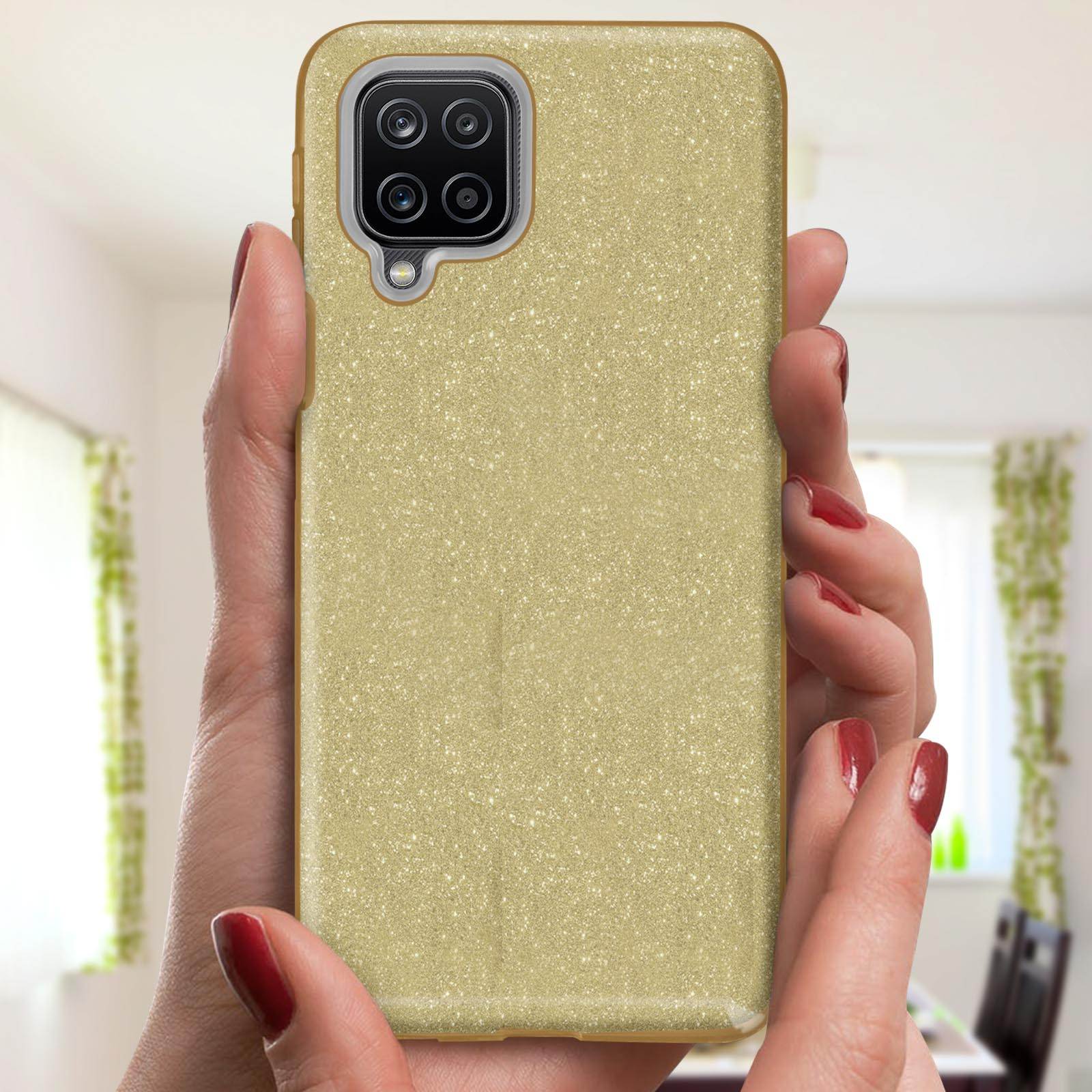 Une coque de téléphone dorée à paillettes tenue par des mains, montrant l'arrière et la caméra.