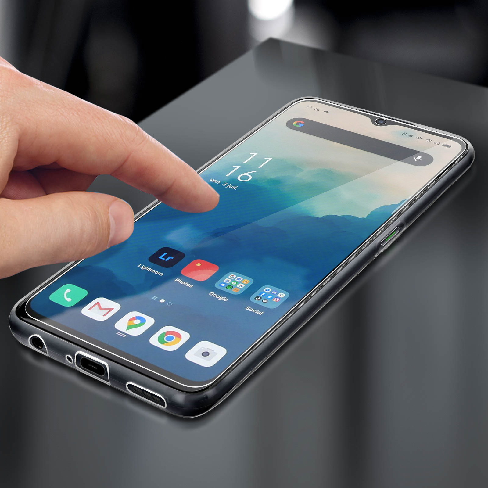 Una mano tocca lo schermo di uno smartphone che mostra le icone delle app. Il telefono ha una custodia trasparente. Il marchio è Oppo.