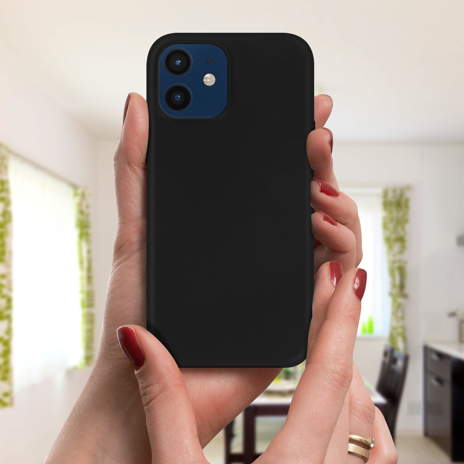 Handen die een zwarte telefoon vasthouden met een blauwe camerabult. Rode nagellak.