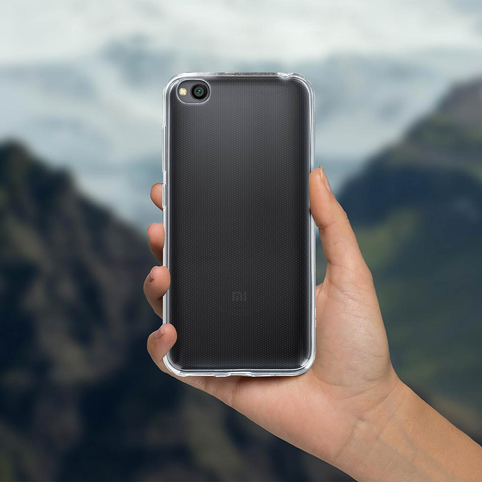 Mano che tiene un telefono con custodia trasparente. Il telefono ha un retro nero con fotocamera.