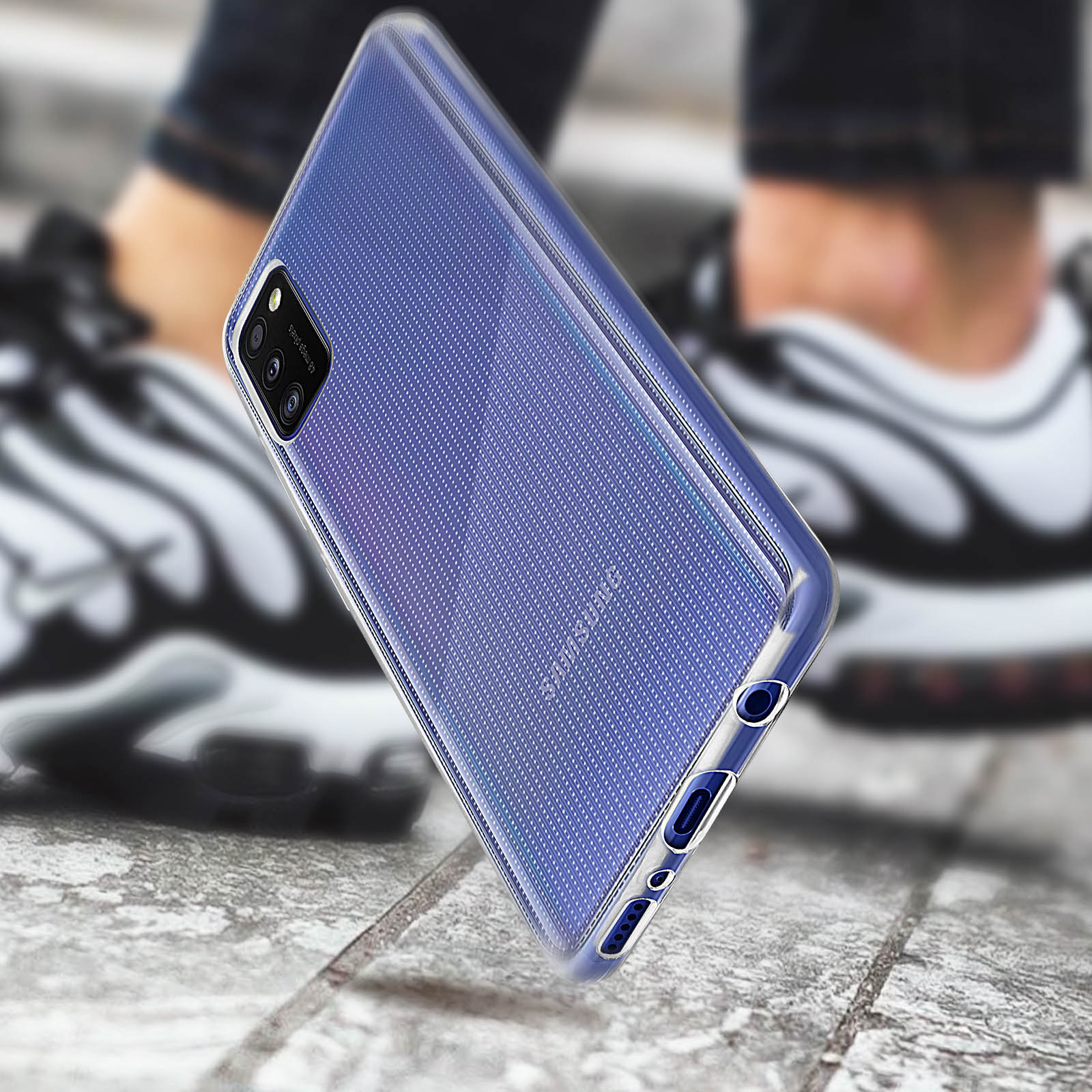 Transparante telefoonhoes, achteraanzicht, schuin, met een gestructureerd oppervlak. Sneakers vaag op de achtergrond.