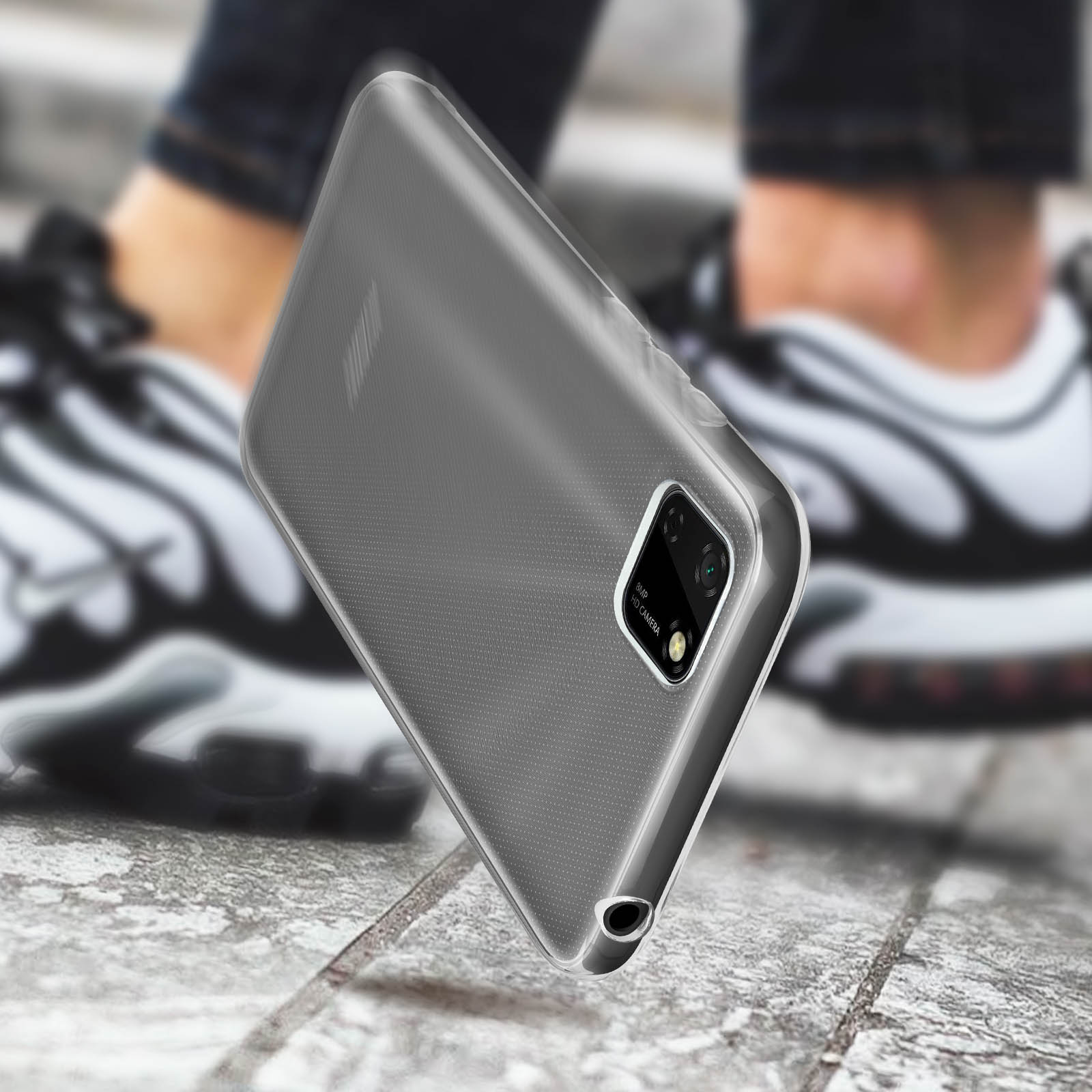 Smartphonehoesje met camera, op benen geplaatst. De hoes is transparant en toont de telefoon.