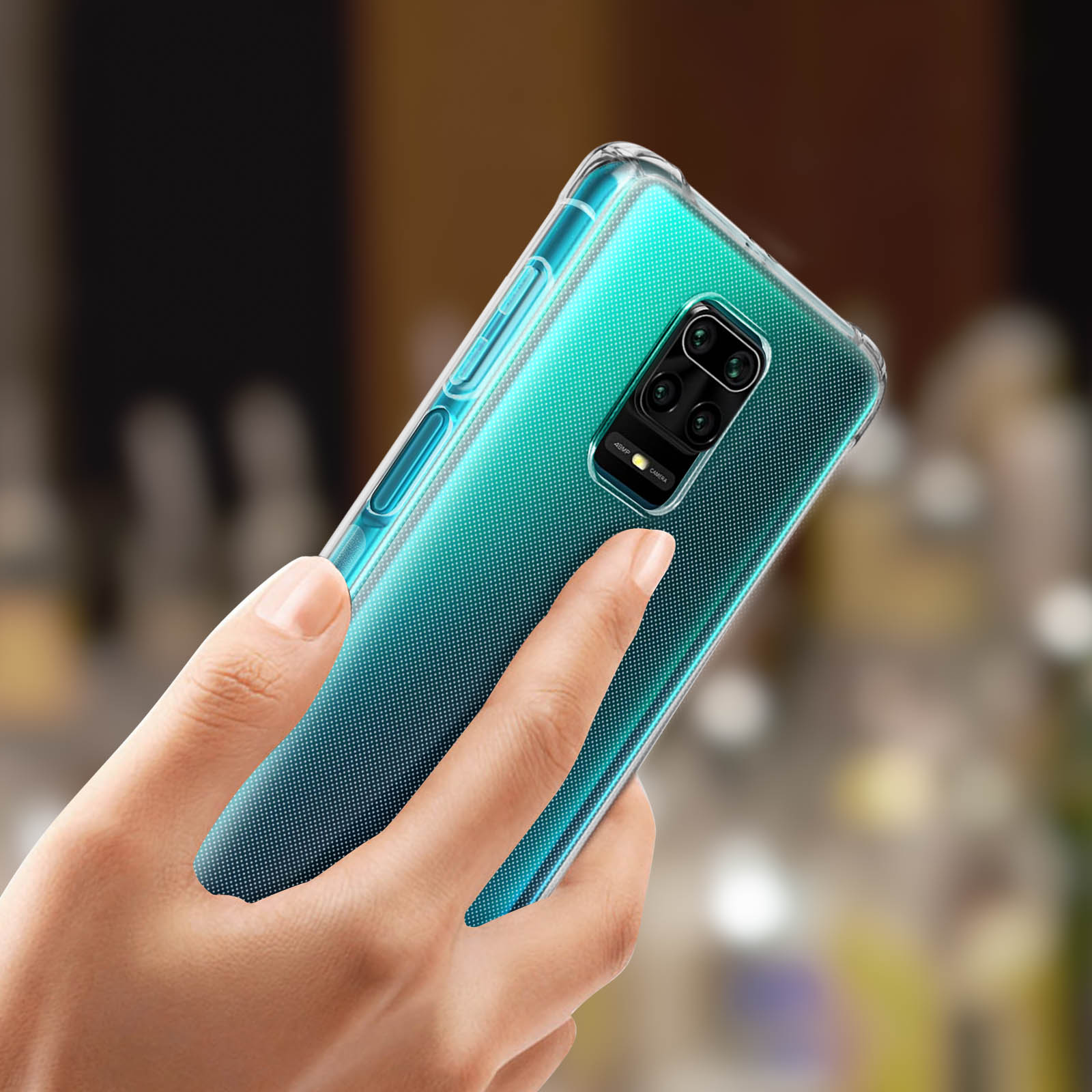 Un telefono con una custodia sfumata verde. Una mano tiene il telefono. Lo sfondo è un'area sfocata.