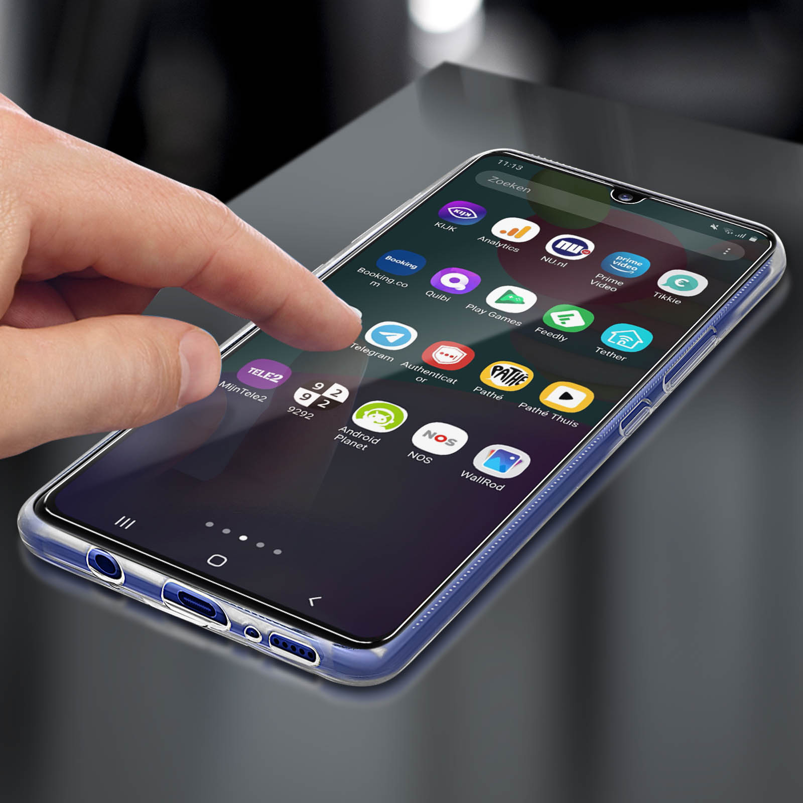 Mano tocca smartphone con custodia, mostrando app.