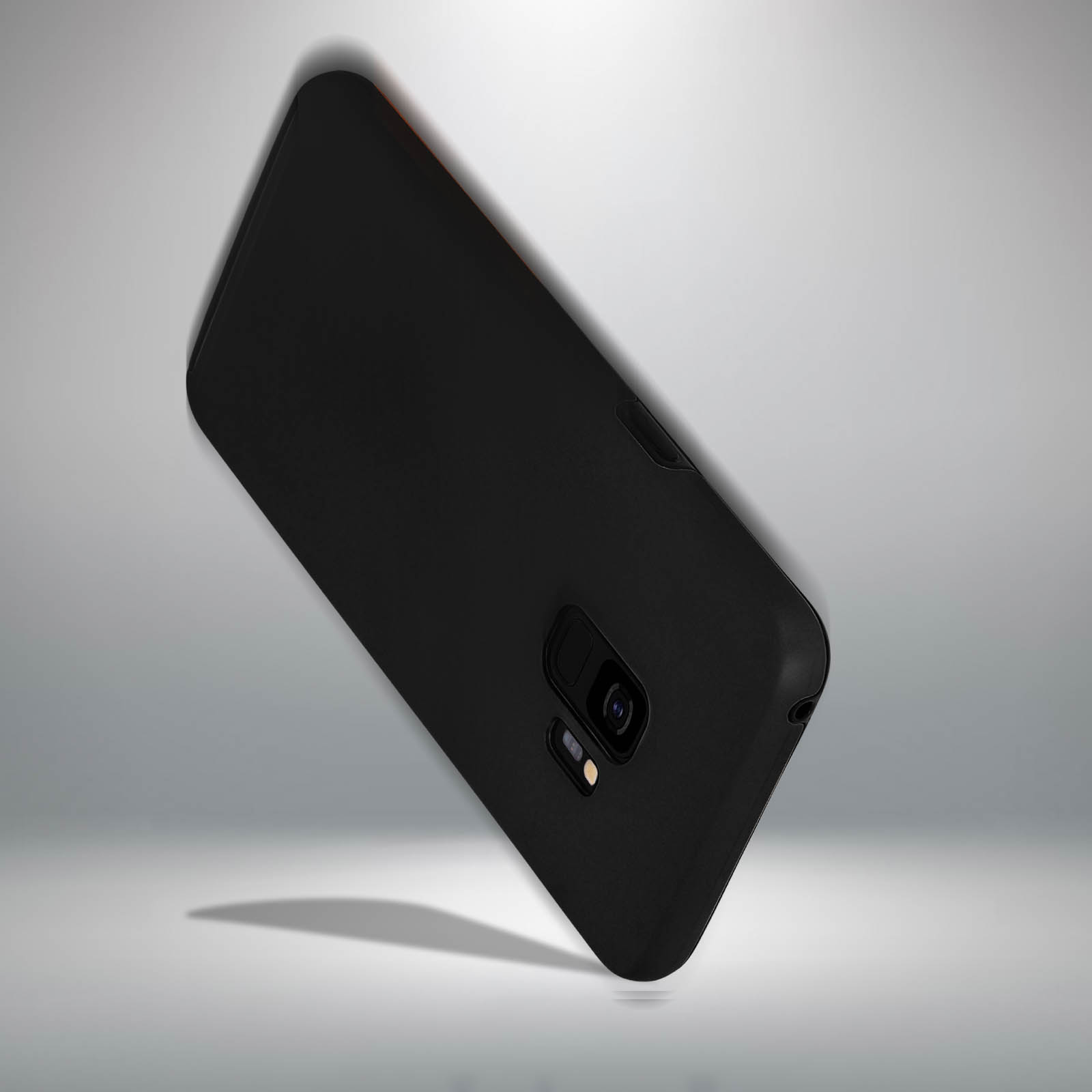Schwarze Handyhülle auf weißem Hintergrund. Handyhülle mit Kameraöffnung. Telefon ist schräg gestellt.