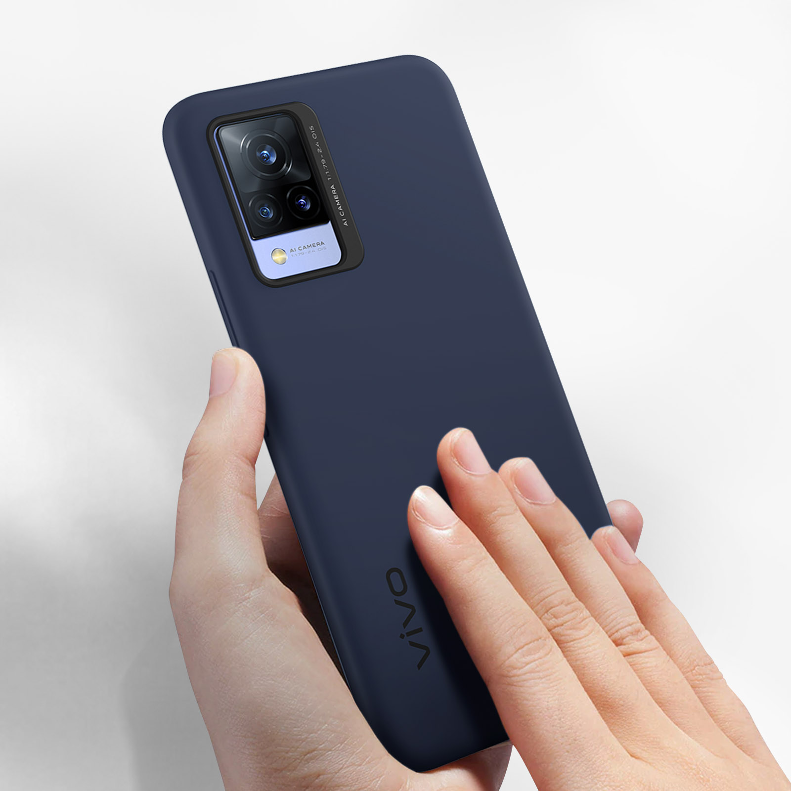 Mano che tiene una custodia per telefono. La custodia è blu scuro con una fotocamera sopra.