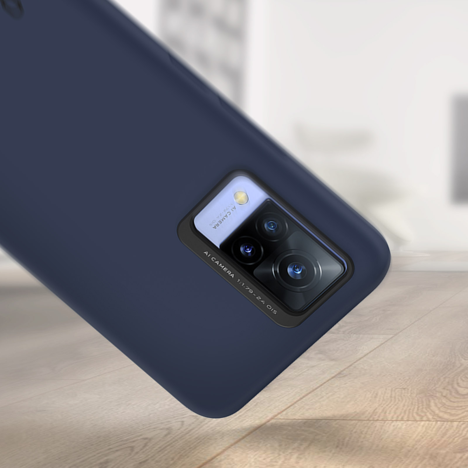 Custodia per telefono blu scuro con modulo fotocamera visibile. Su una superficie di legno.