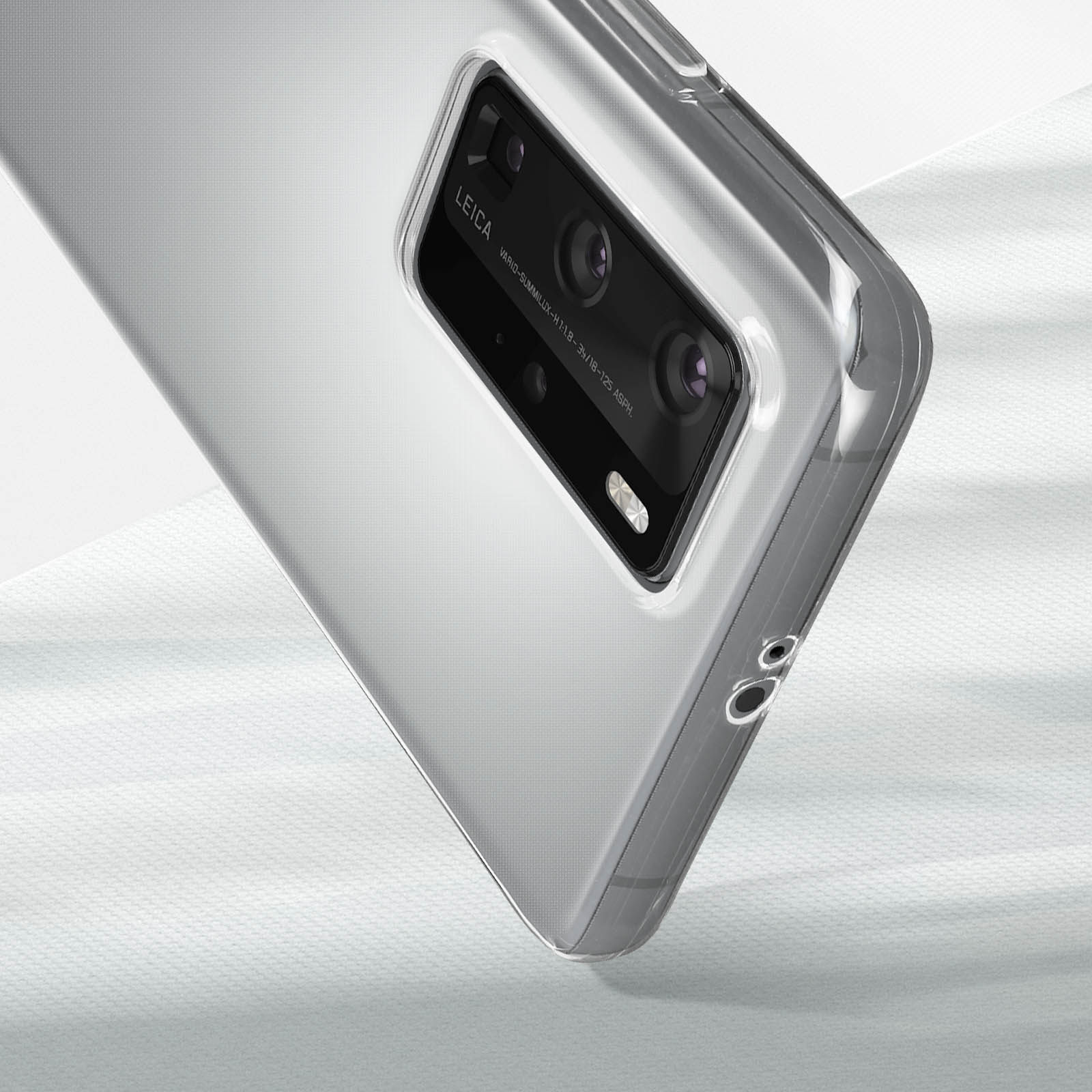 Custodia trasparente con dettagli della fotocamera. La custodia è su sfondo bianco.