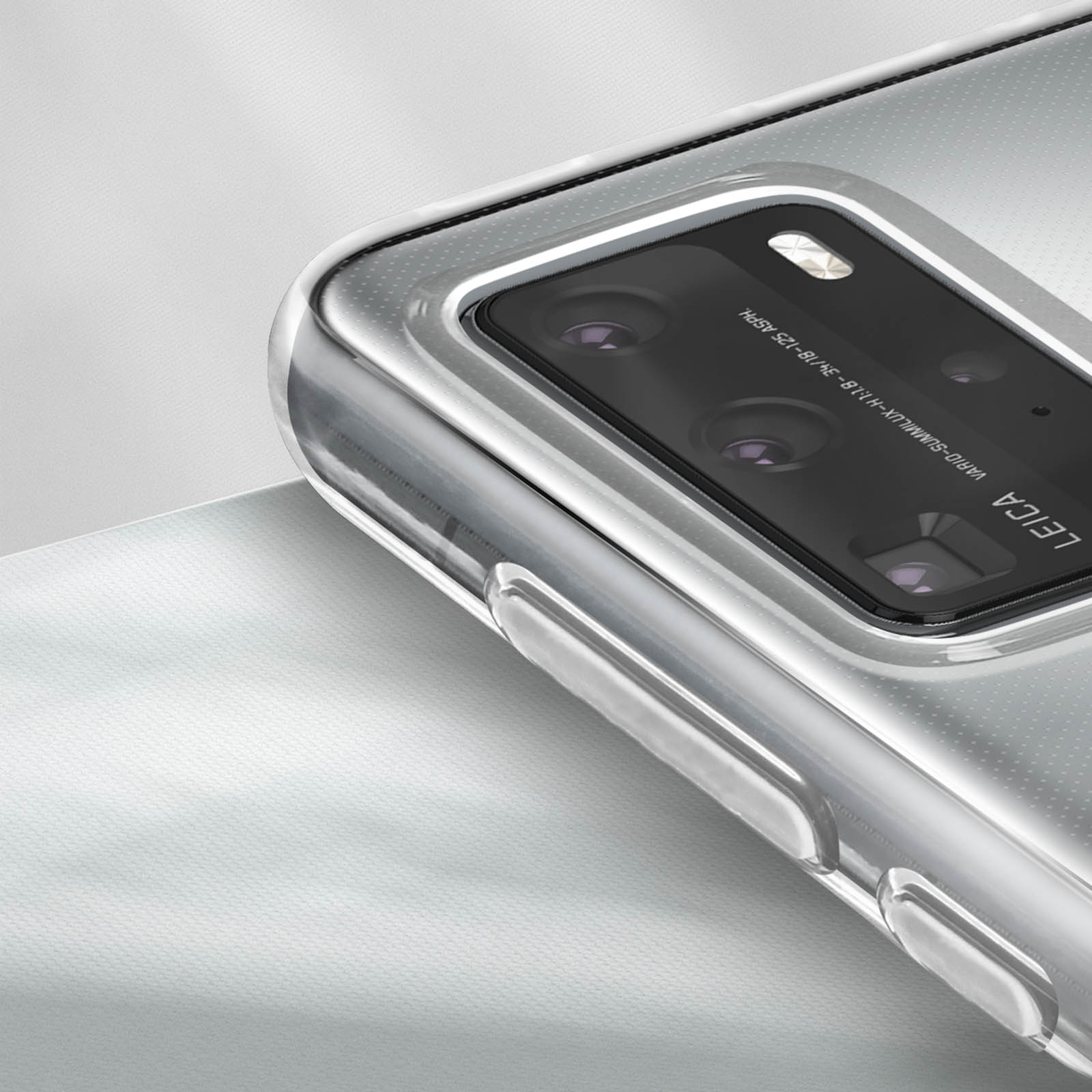 Primo piano della fotocamera di un telefono in una custodia trasparente.