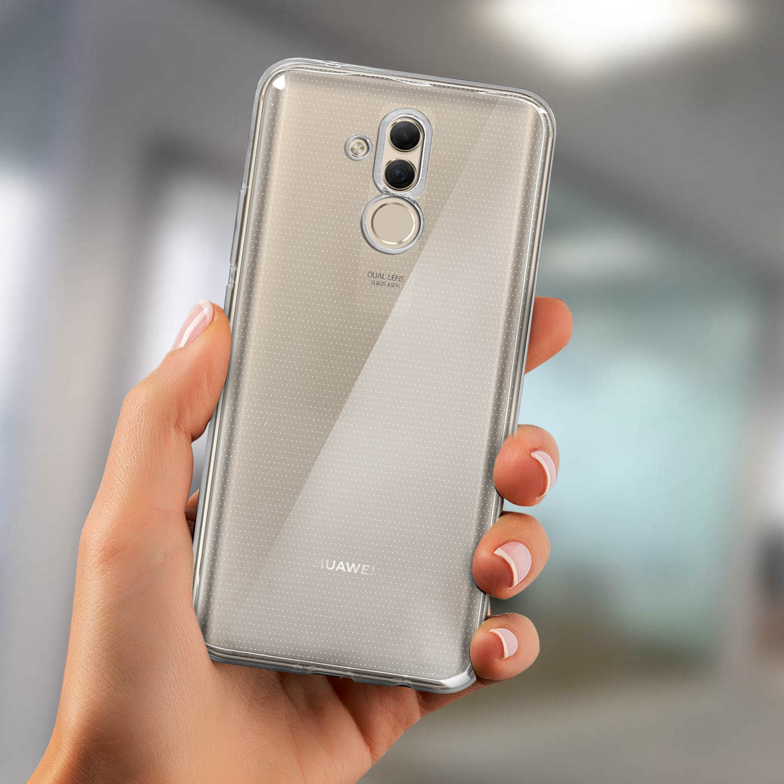 Hand hält eine transparente Handyhülle mit einem Telefon darin.