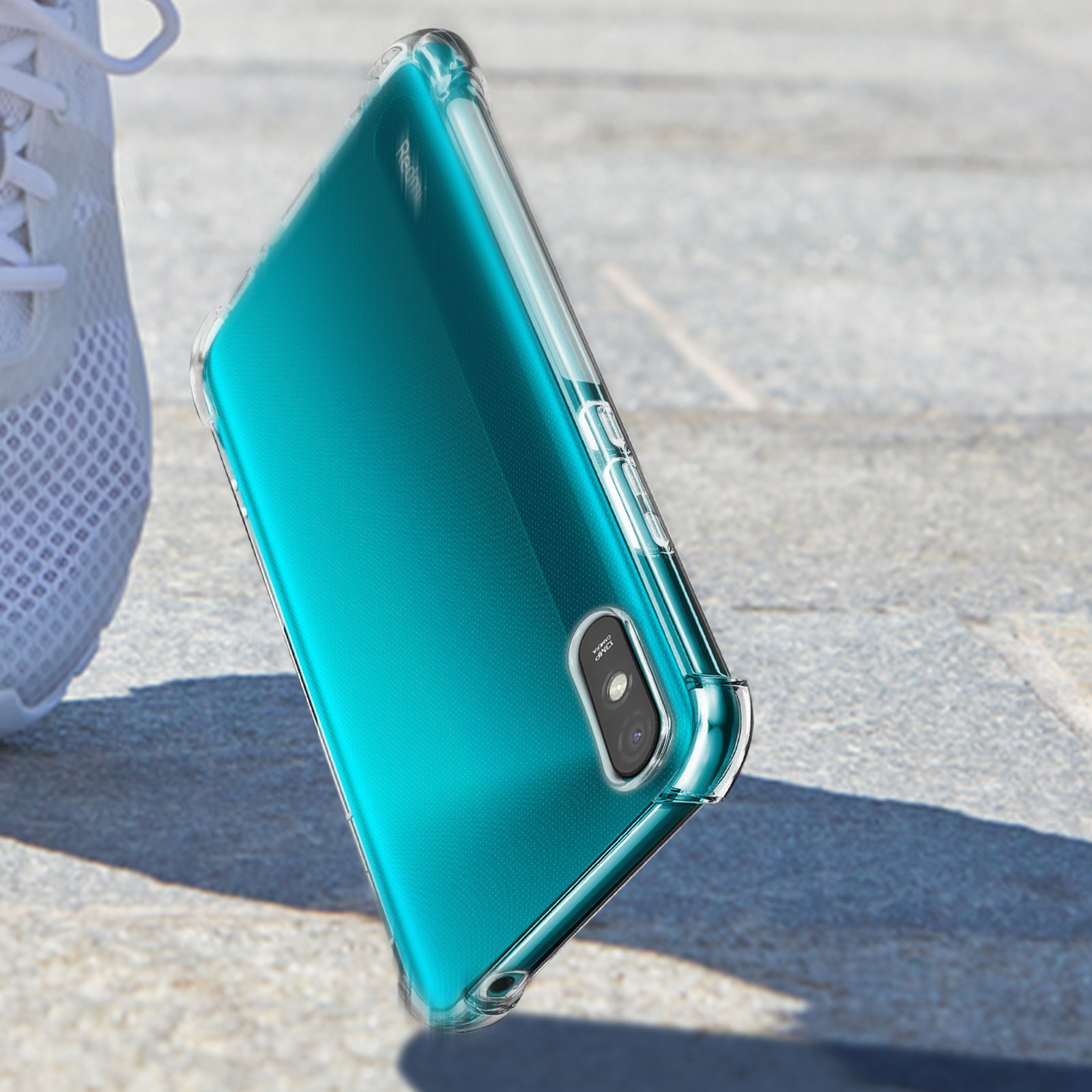 Telefono in una custodia trasparente. Il telefono è verde acqua. Lo sfondo è sfocato.