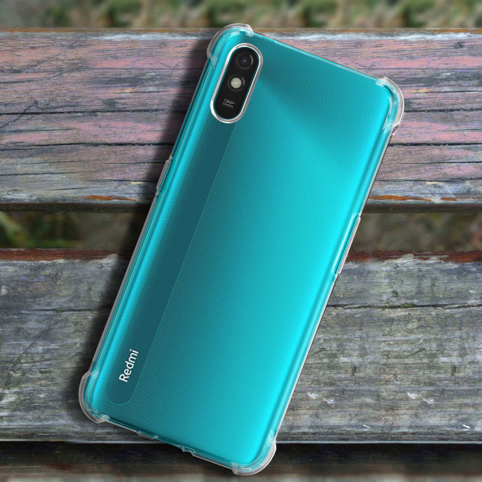 Custodia per telefono verde acqua. Telefono su una panchina di legno. Sfondo sfocato.