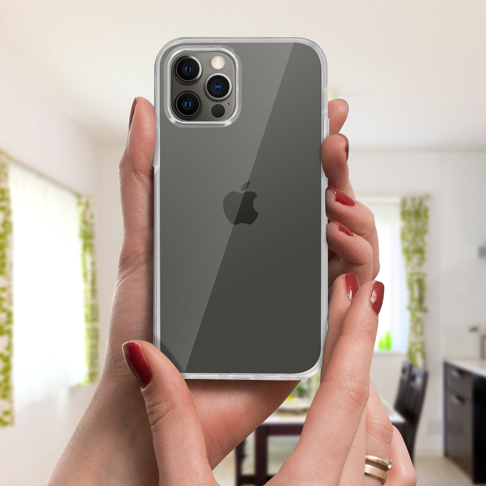 De handen van een persoon die een doorzichtige telefoonhoes met een iPhone vasthouden. Achtergrond is wazig.