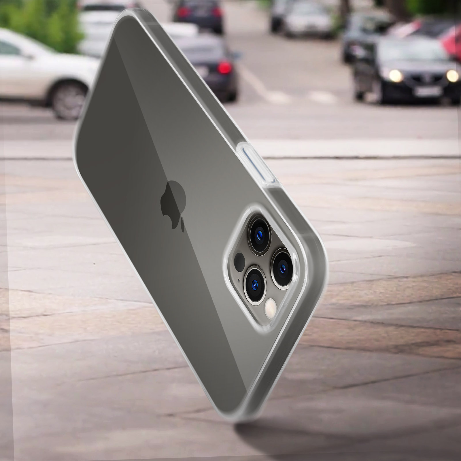 Een doorzichtige telefoonhoes op een telefoon met een drievoudige camera, over een wazige weg.