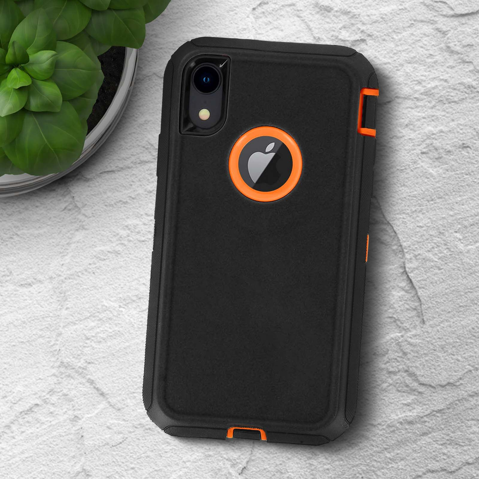 Custodia per telefono nera con un logo a forma di mela nero all'interno di un cerchio arancione. Lo sfondo è strutturato.