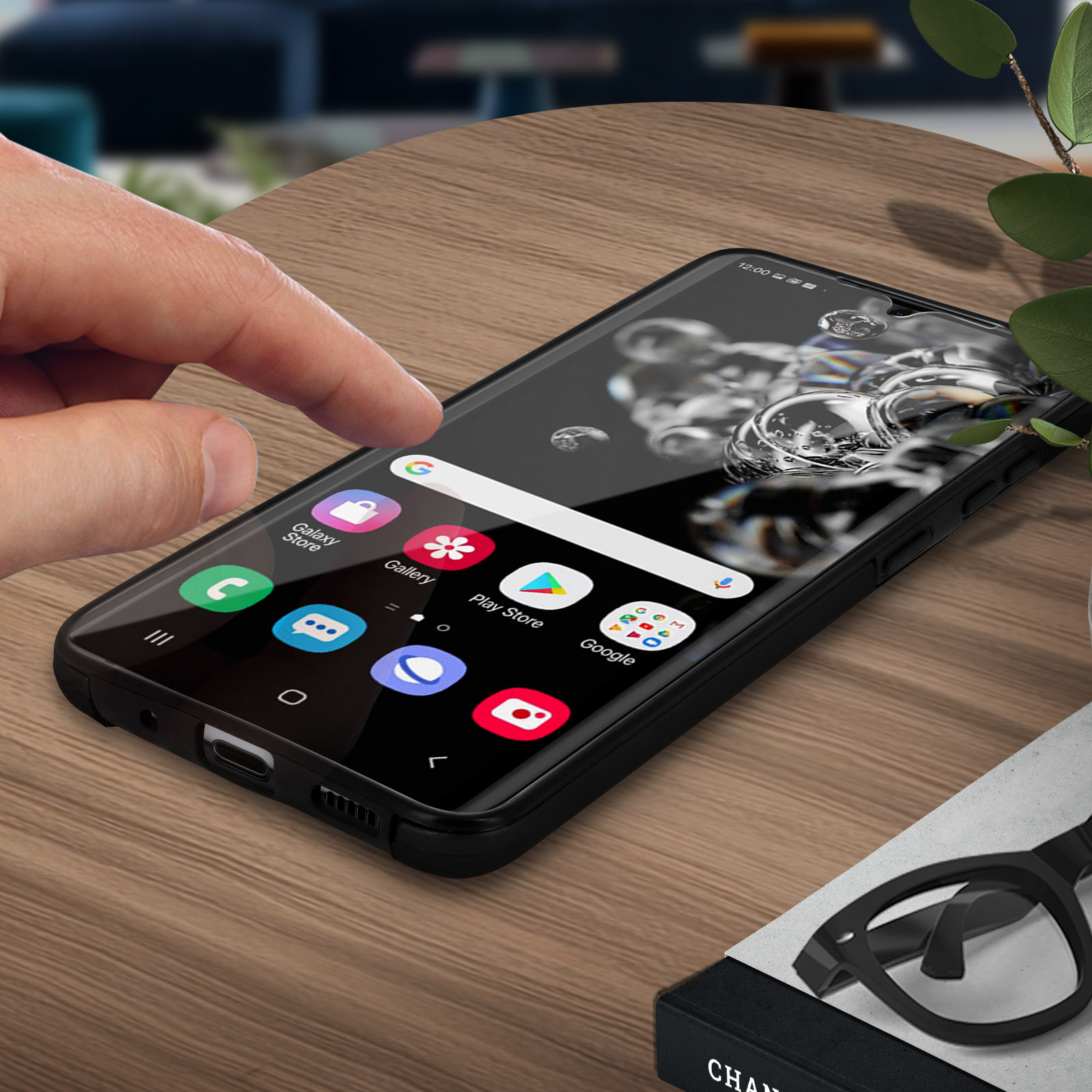 Mano che tocca lo schermo del telefono, mostrando le icone delle app. In una custodia, su un tavolo di legno.