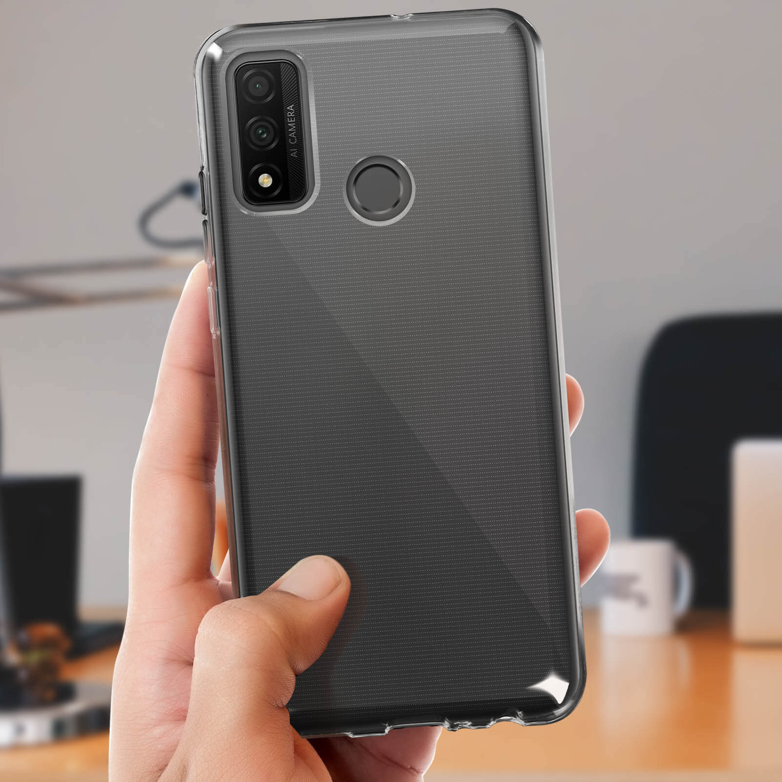 Una mano tiene un telefono in una custodia trasparente. Il telefono ha una fotocamera e un sensore di impronte digitali sul retro.