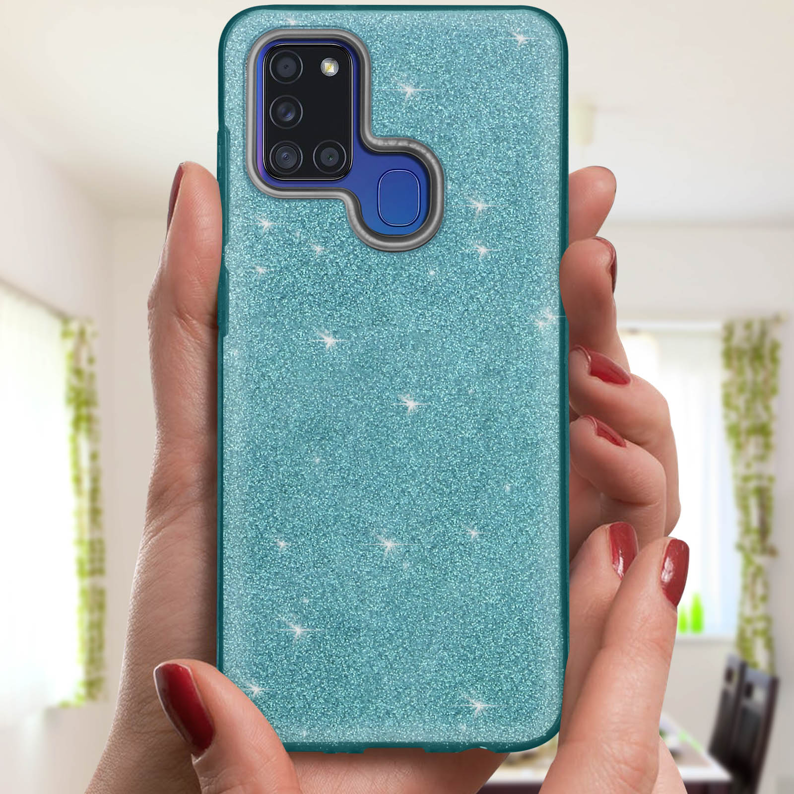 Mains tenant une coque de téléphone pailletée turquoise avec un module de caméra.