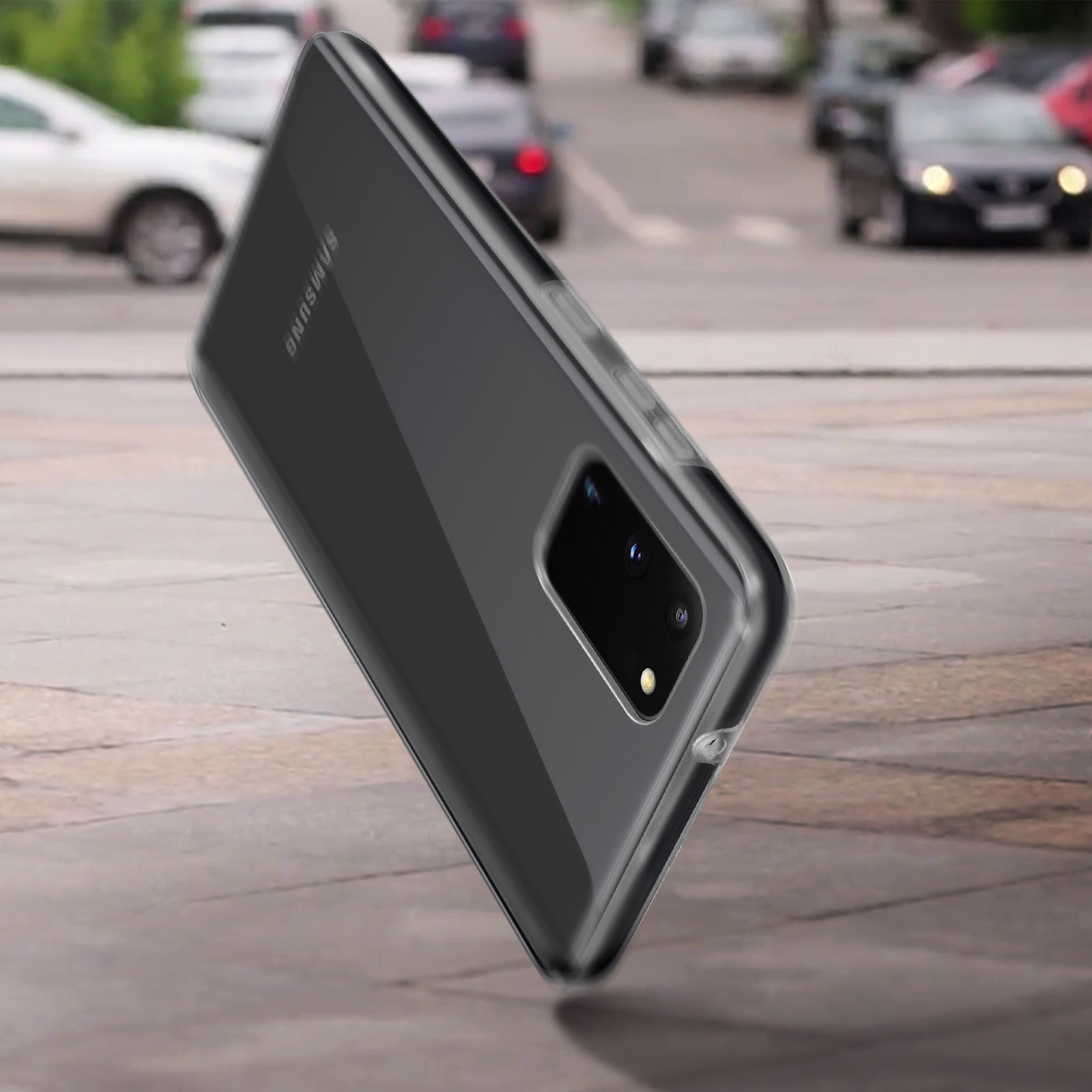 Un téléphone dans une coque transparente, incliné sur une rue. Le fond flou montre des véhicules et des bâtiments.