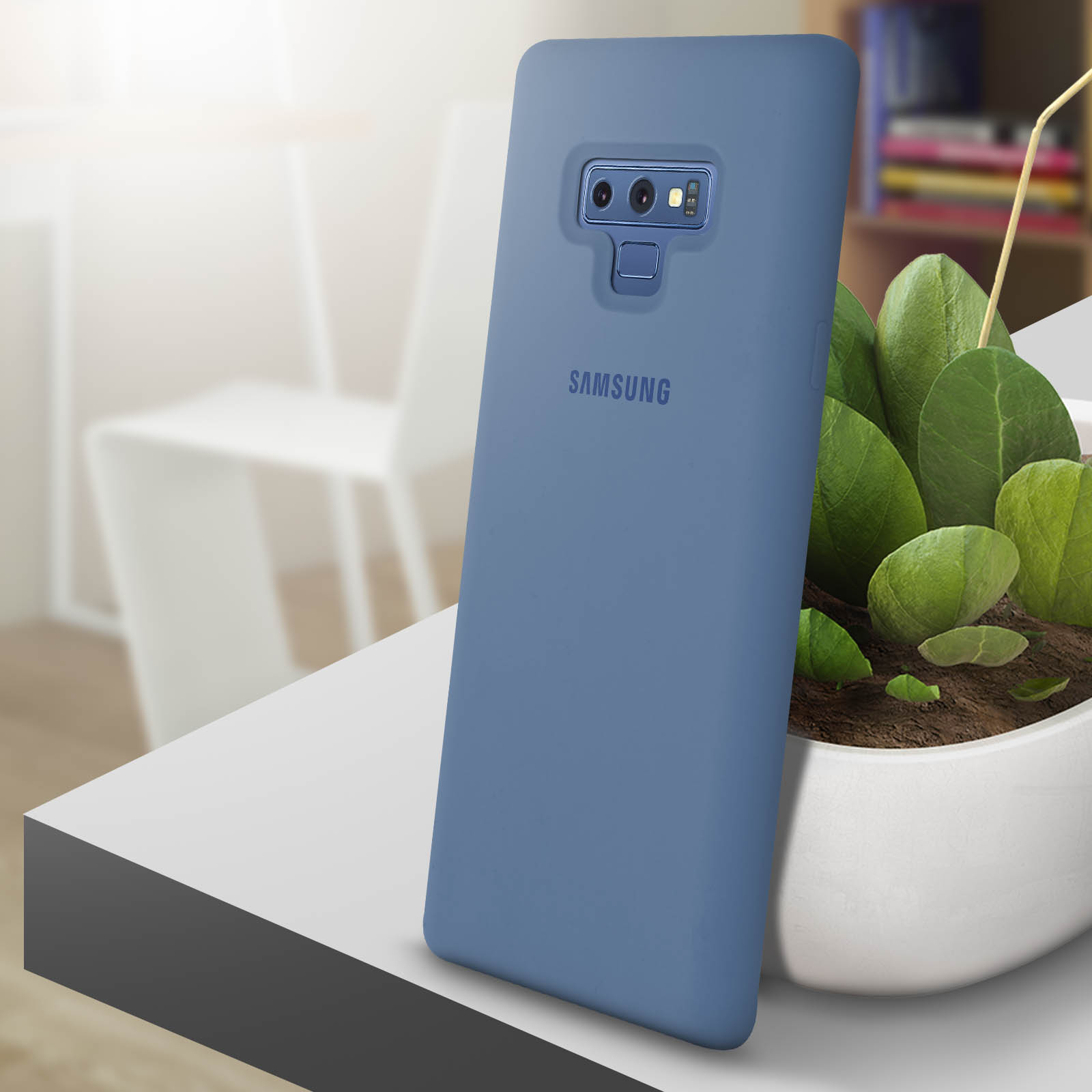 Custodia blu con logo Samsung. Il telefono è su una superficie bianca.