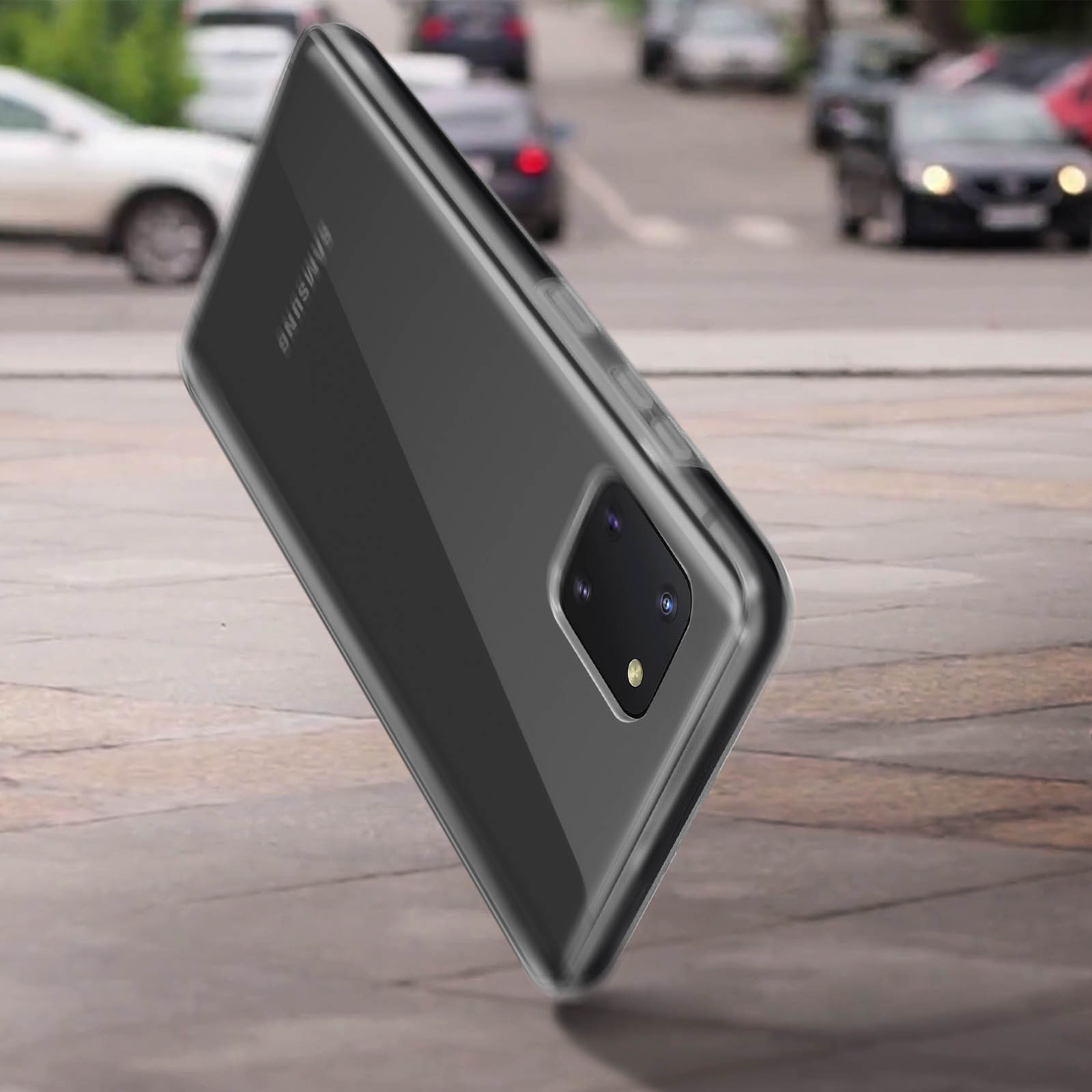 Custodia trasparente per telefono su una strada cittadina sfocata. Un logo Samsung è visibile.