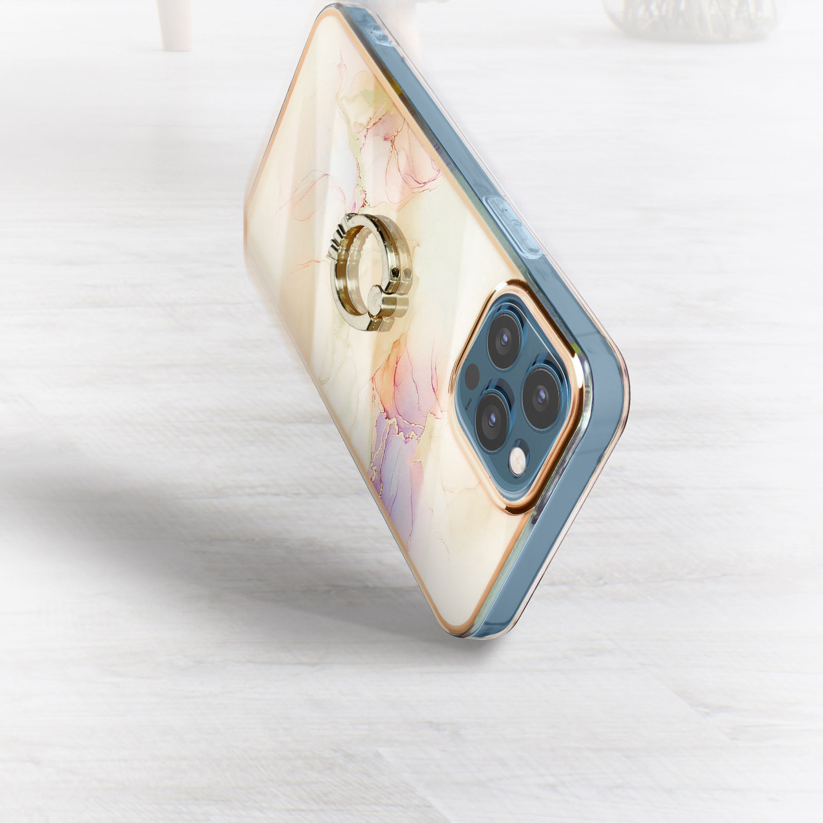 Una funda de teléfono con un soporte de anillo en una mesa blanca.