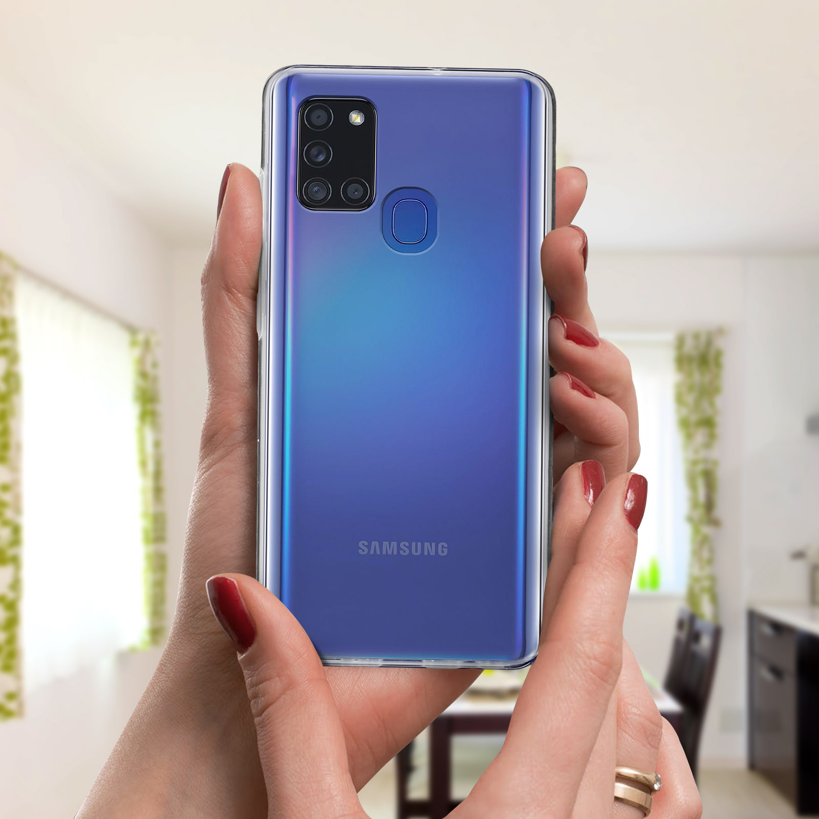 Mani che tengono un telefono con una custodia trasparente. Il telefono ha più fotocamere e un logo Samsung.