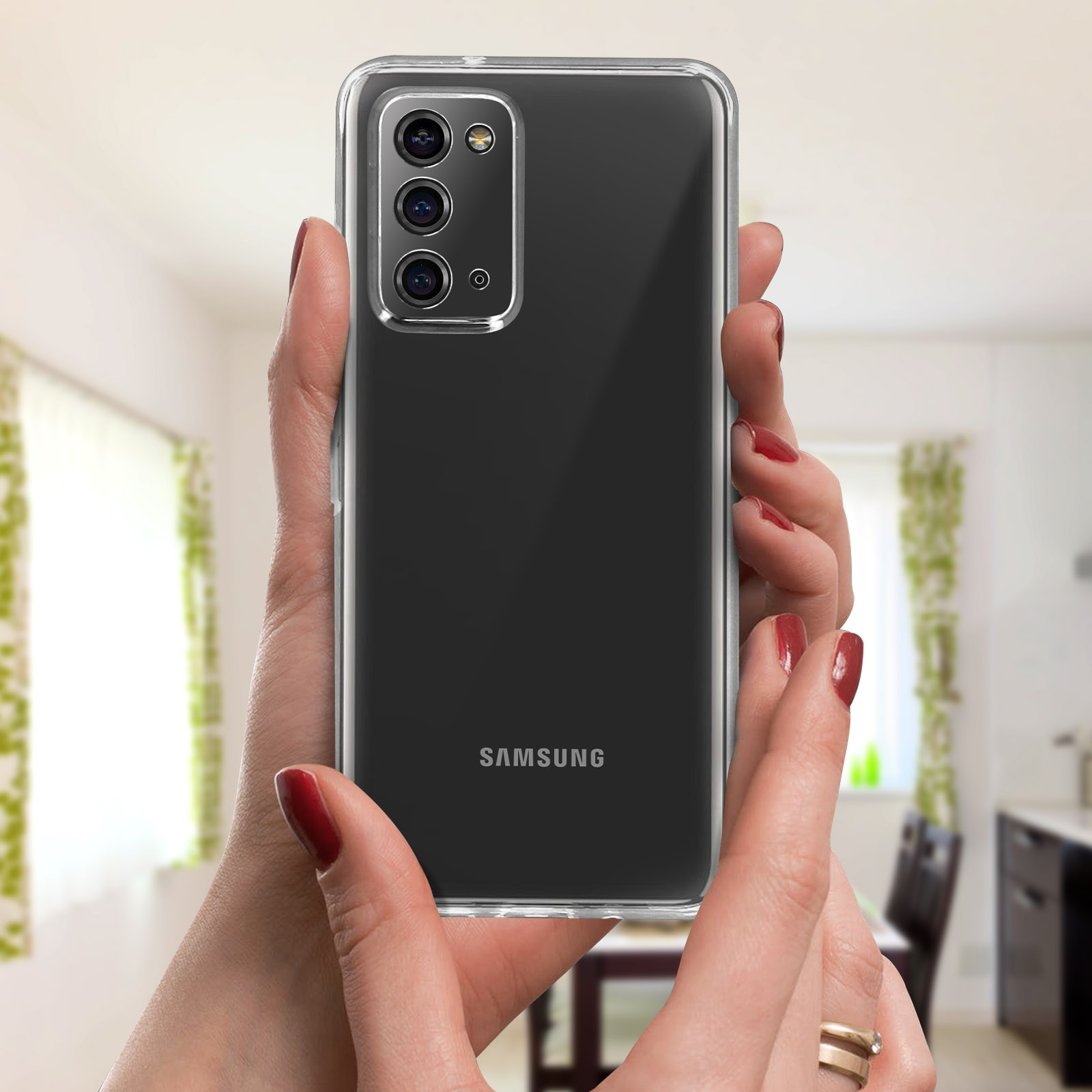 Mani che tengono un telefono con custodia trasparente. Logo Samsung visibile.