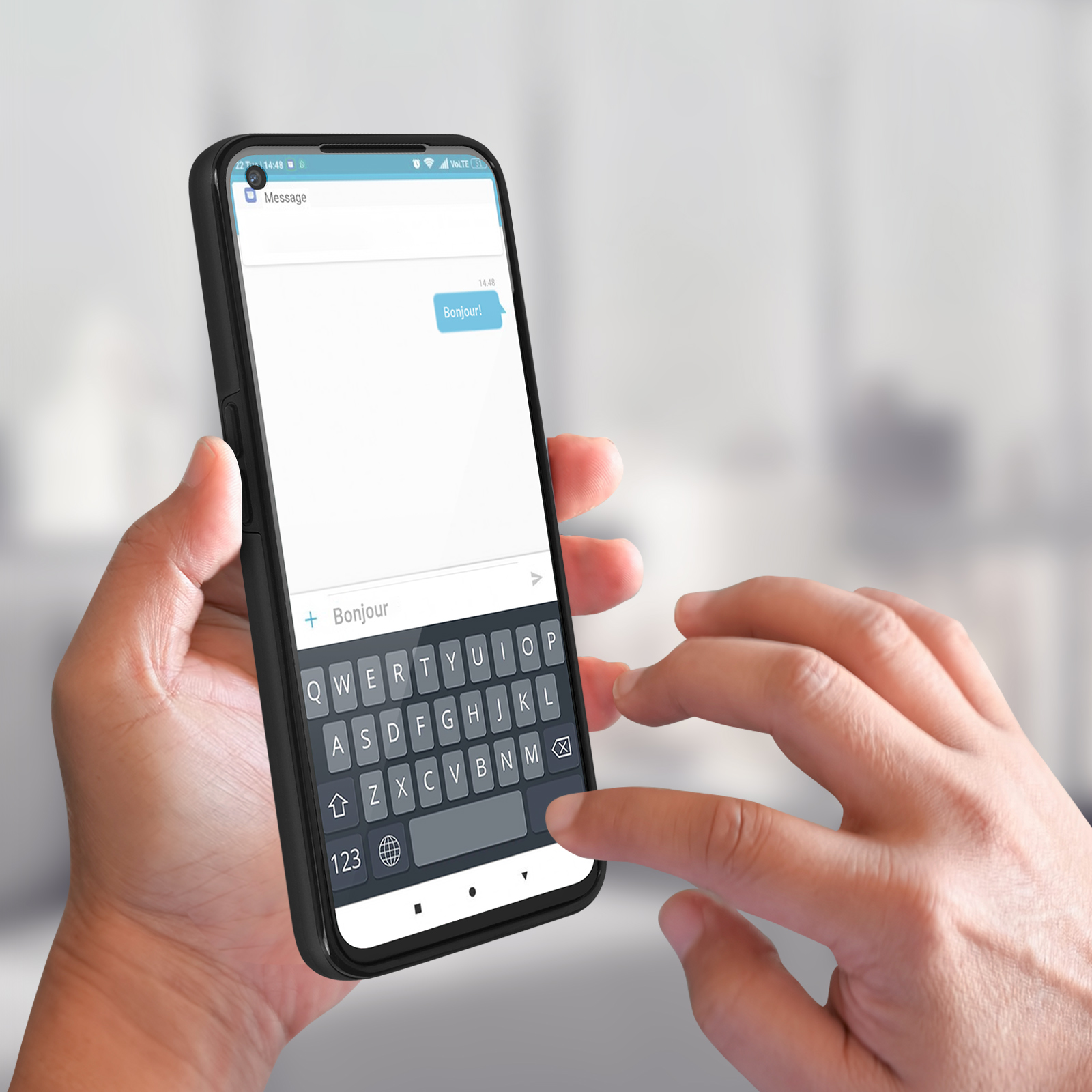 Personne tenant un téléphone avec une application de messagerie ouverte, affichant un message 'Bonjour!'