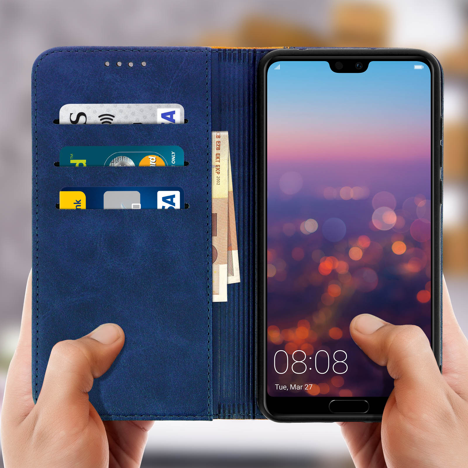Una custodia per telefono blu a portafoglio, con carte e contanti. Viene tenuto un telefono.
