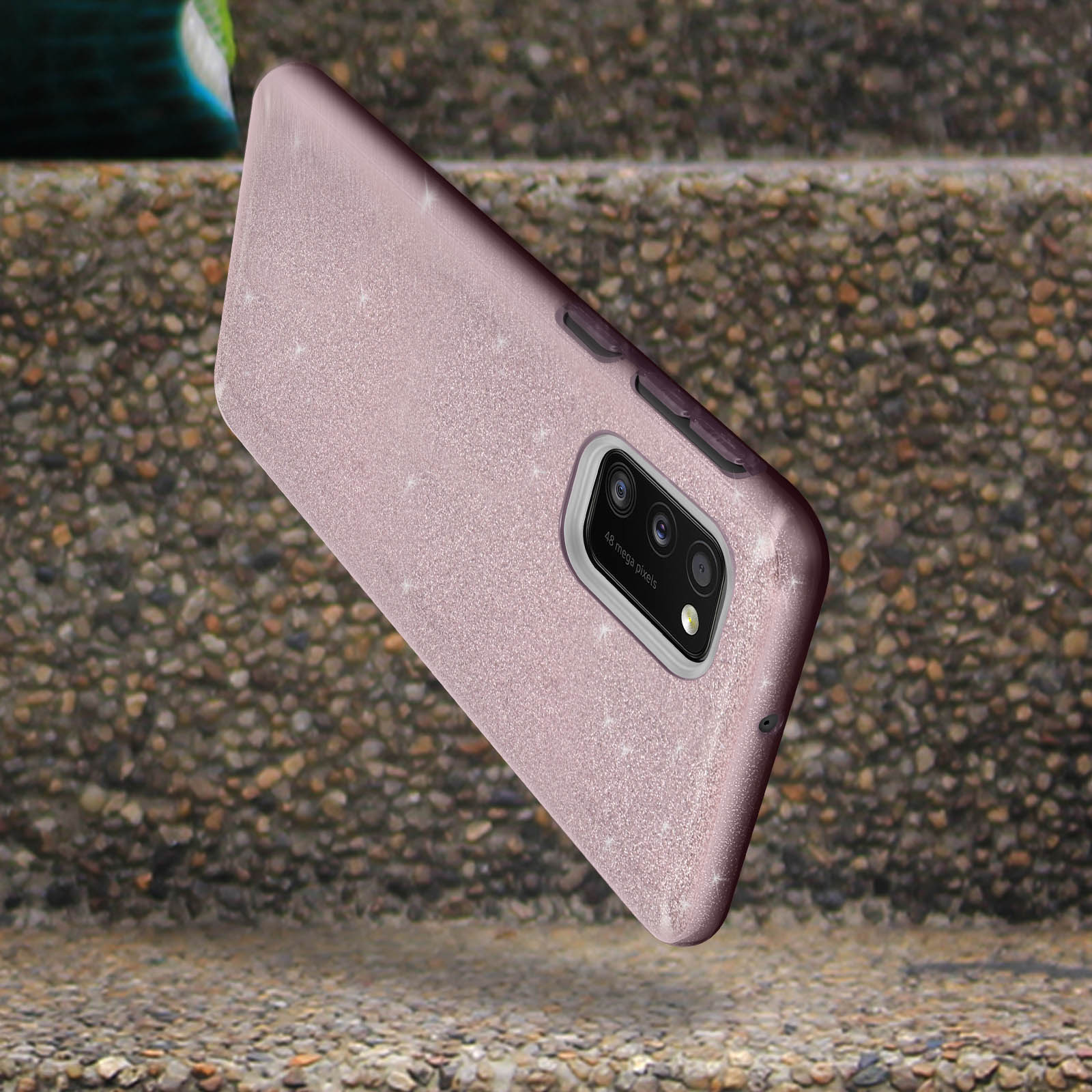 Roze glitter telefoonhoes op een stenen oppervlak, met cameramodule.
