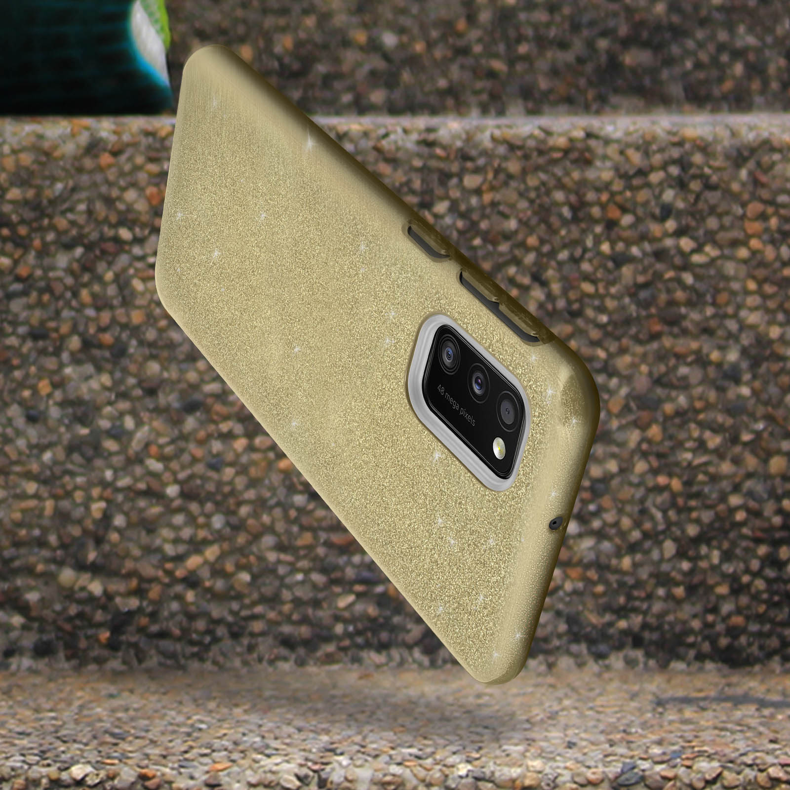 Gouden telefoonhoes op stenen trappen. De hoes heeft een camera-uitstulping en is schuin geplaatst.