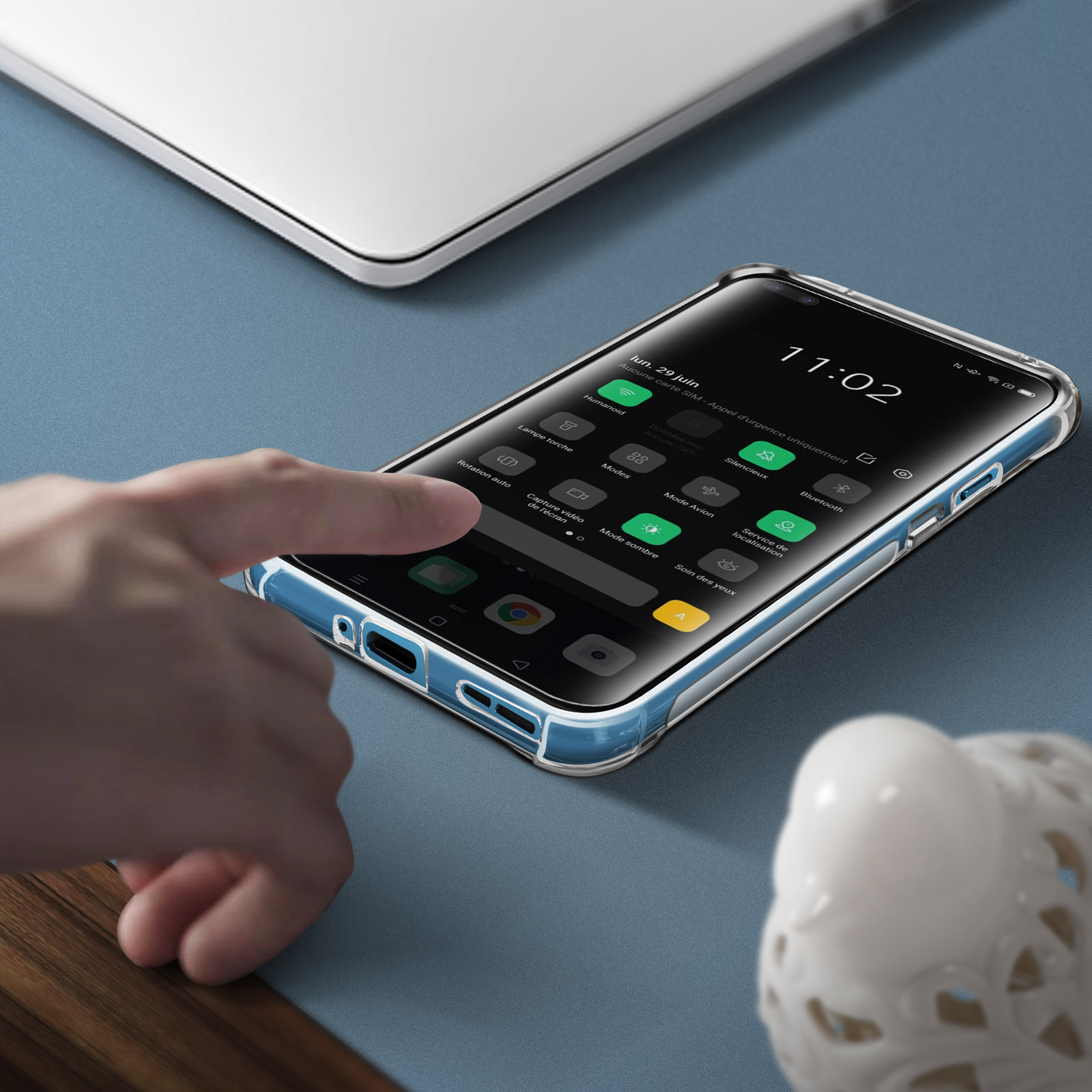 Una mano tocca lo schermo di un telefono con icone di app.